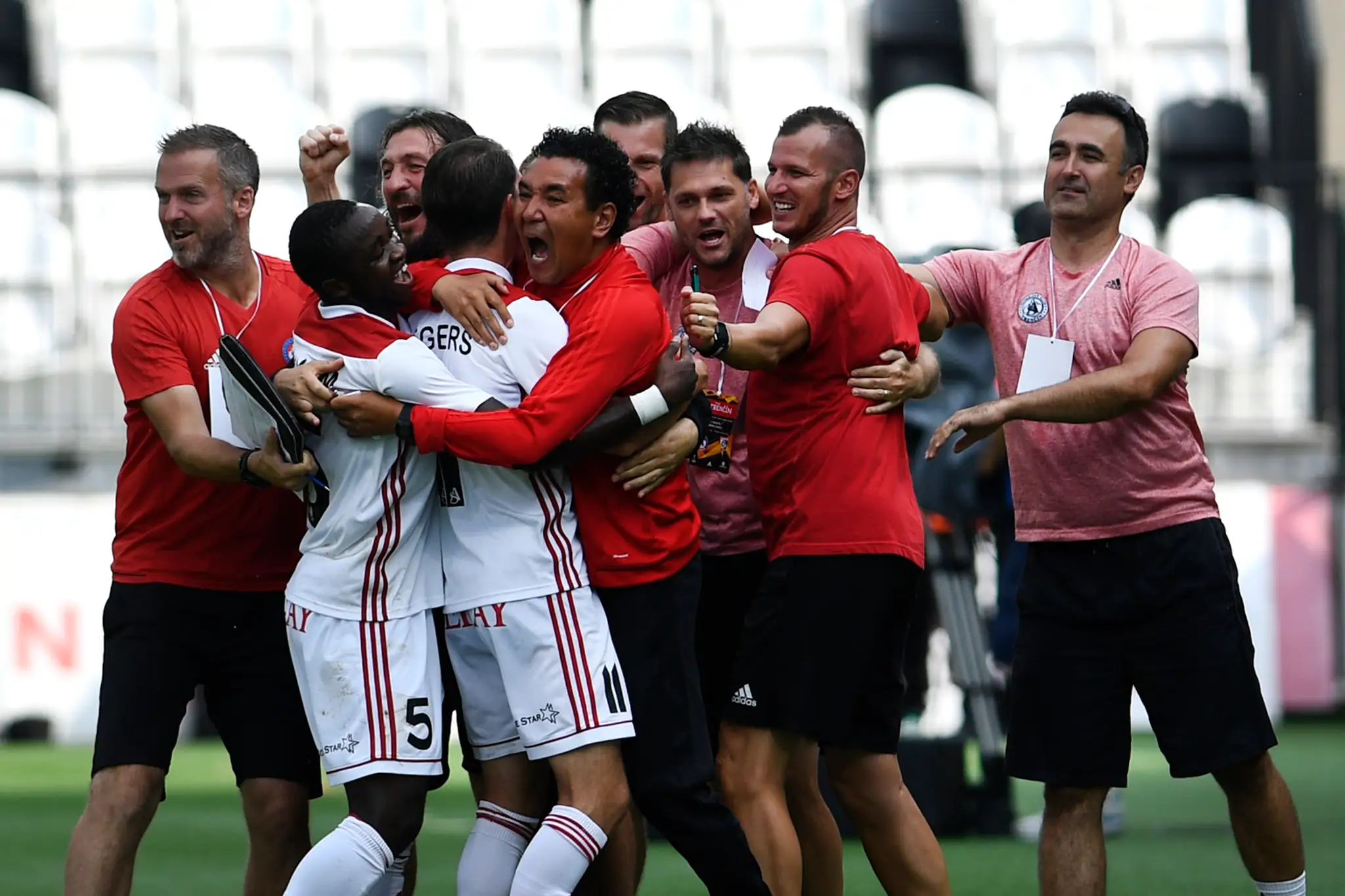 Uprostred tréner Trenčína Ricardo Moniz oslavuje s hráčmi gól v odvete 2. predkola EL proti Zabrze.