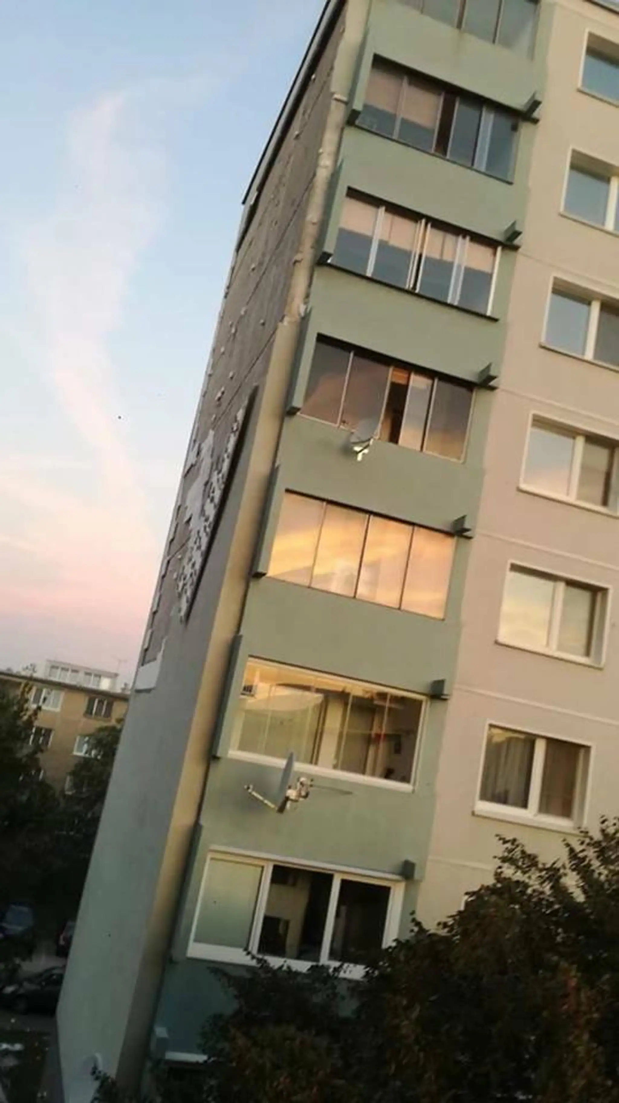 Strhnuté zateplenie z paneláka v Stupave