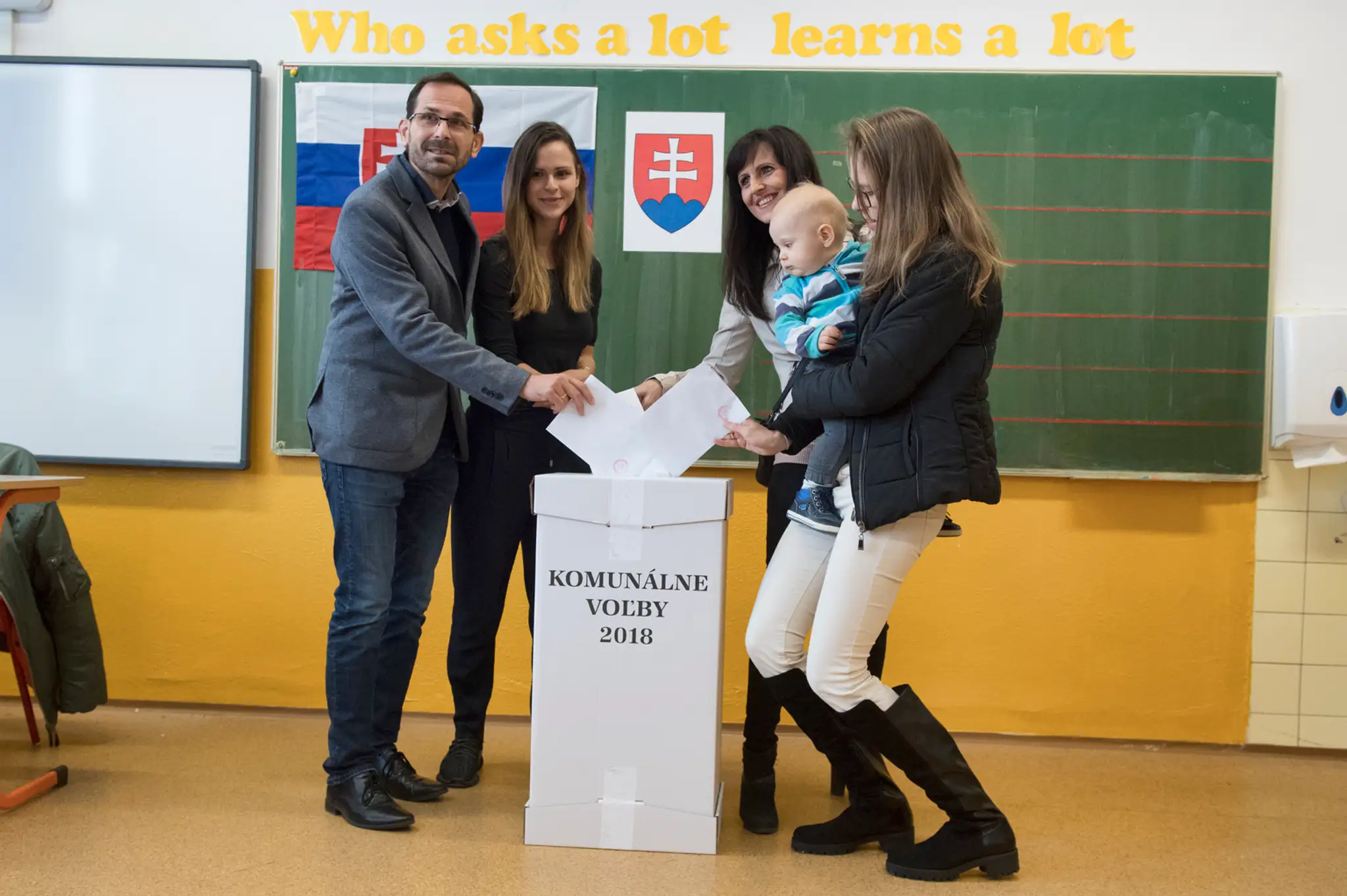 Kandidát na primátora Bratislavy Ján Mrva volí s rodinou v komunálnych voľbách.