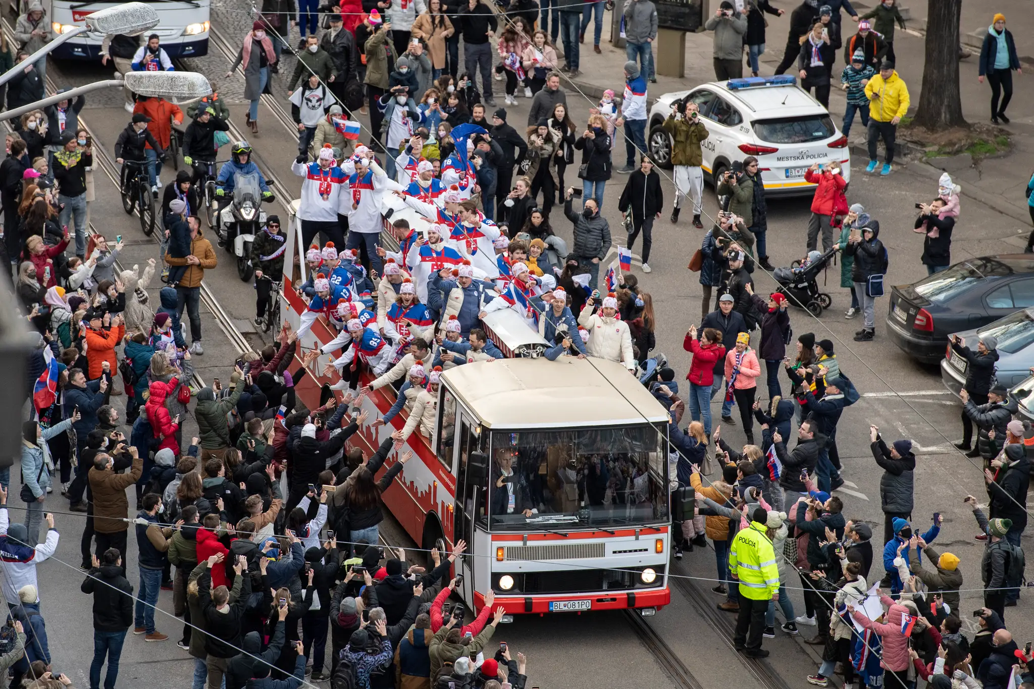 Kabrioautobus s bronzovými hokejovými medailistami zo ZOH 2022 prichádza na Námestie SNP v Bratislave.
