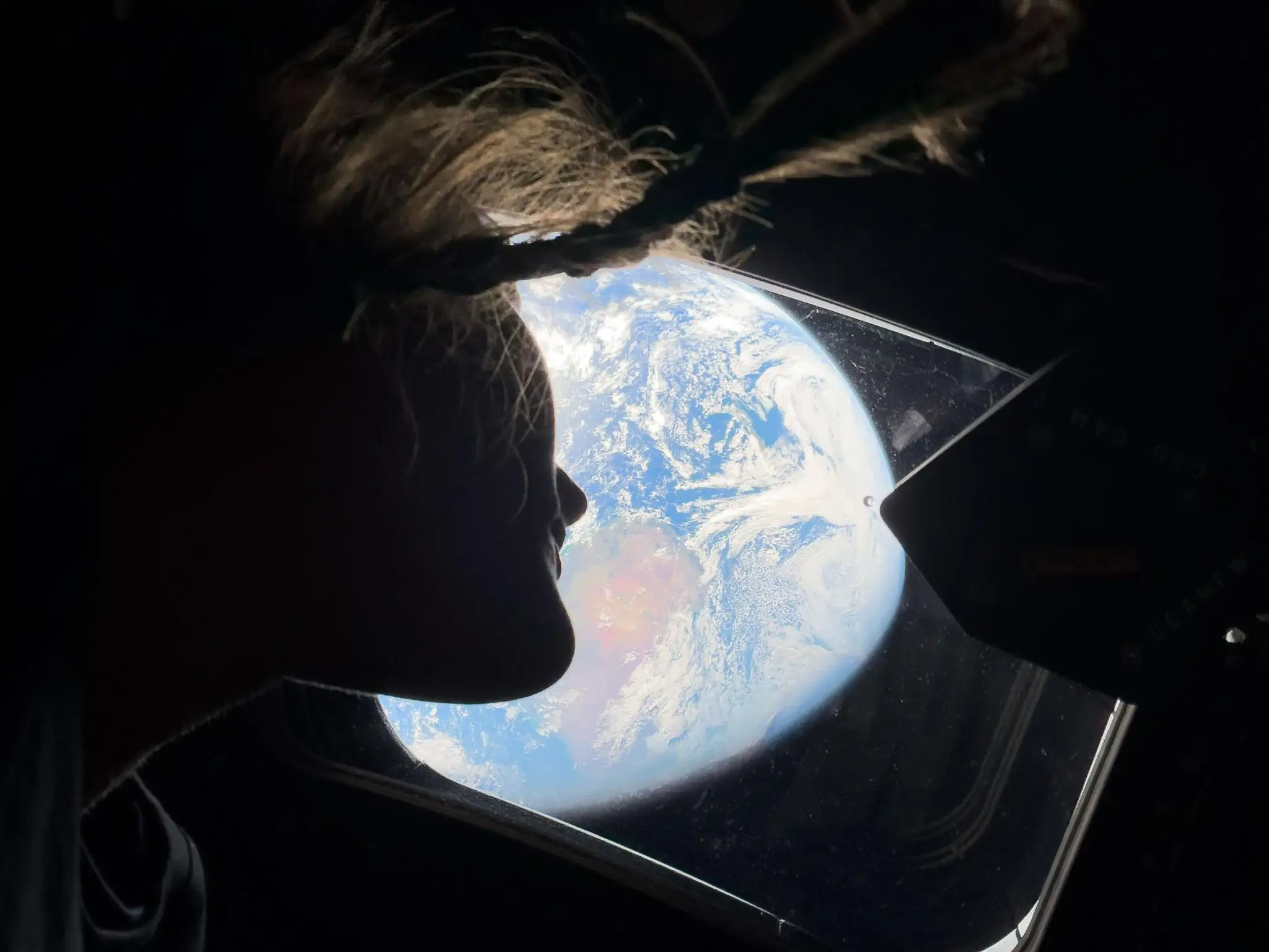 Astronautka NASA a špecialistka misie Artemis II Christina Koch sa pozerá von jedným z hlavných okien kabíny kozmickej lode Orion.