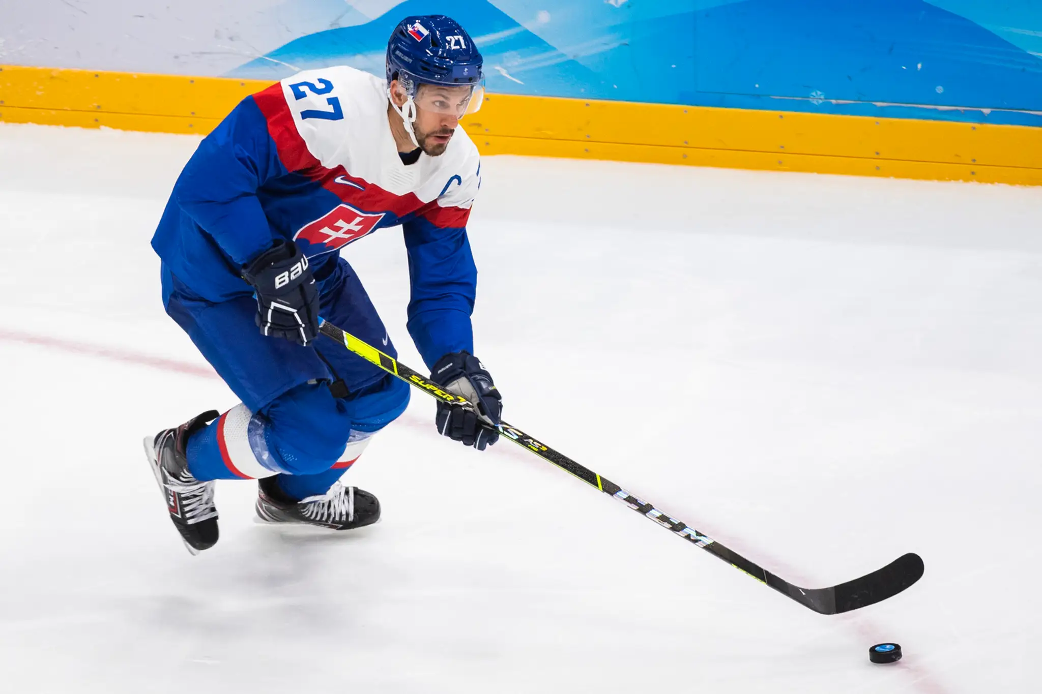 Hokejista Slovenska Marek Hrivík v zápase s Lotyšskom na ZOH 2022.