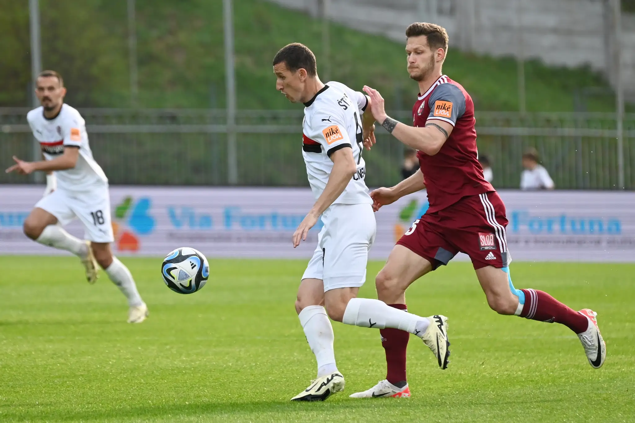 Na snímke vľavo hráč Trnavy Samuel Štefánik a hráč Podbrezovej René Paraj.