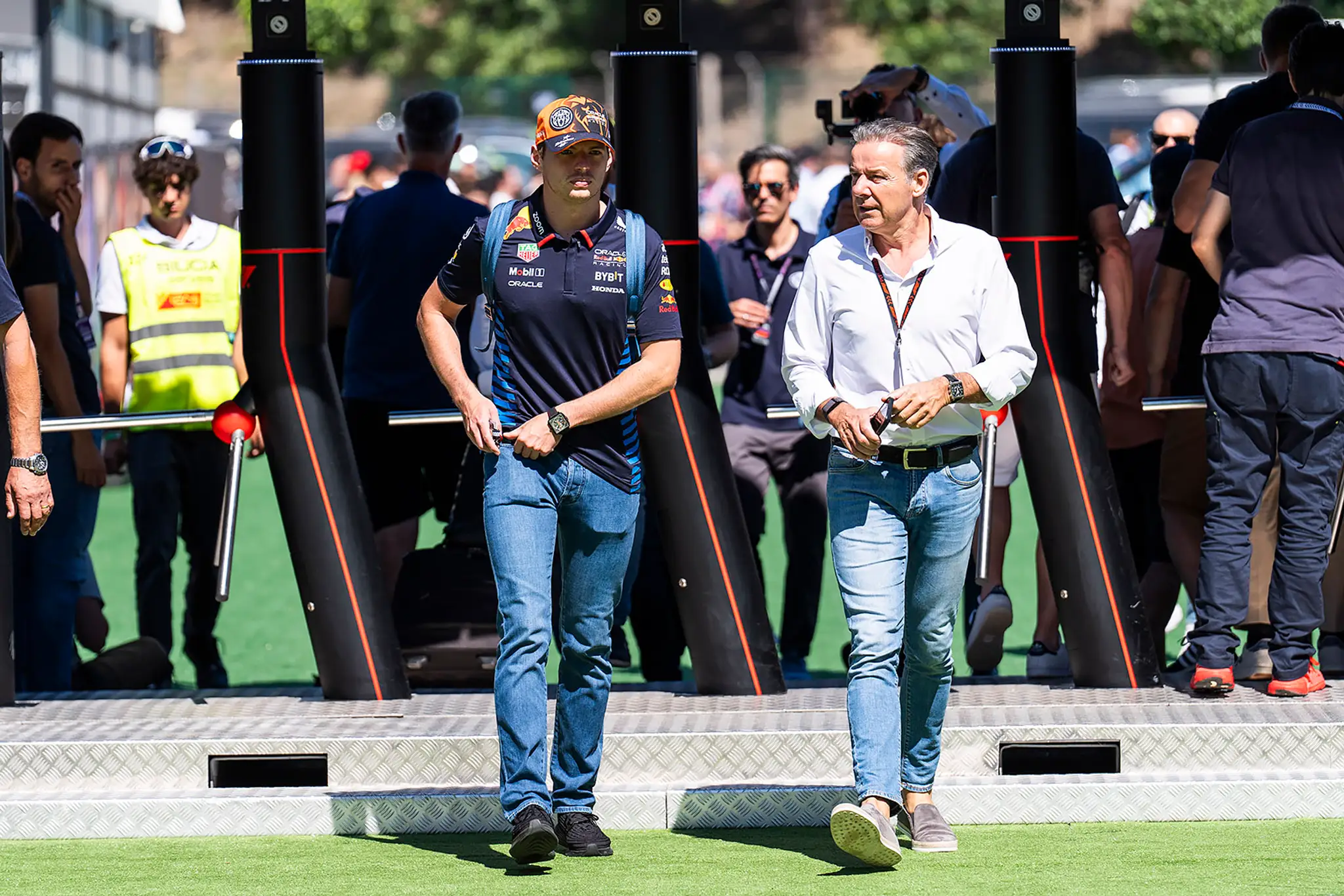 Holanďan Max Verstappen z Red Bullu prichádza na okruh v Španielsku.
