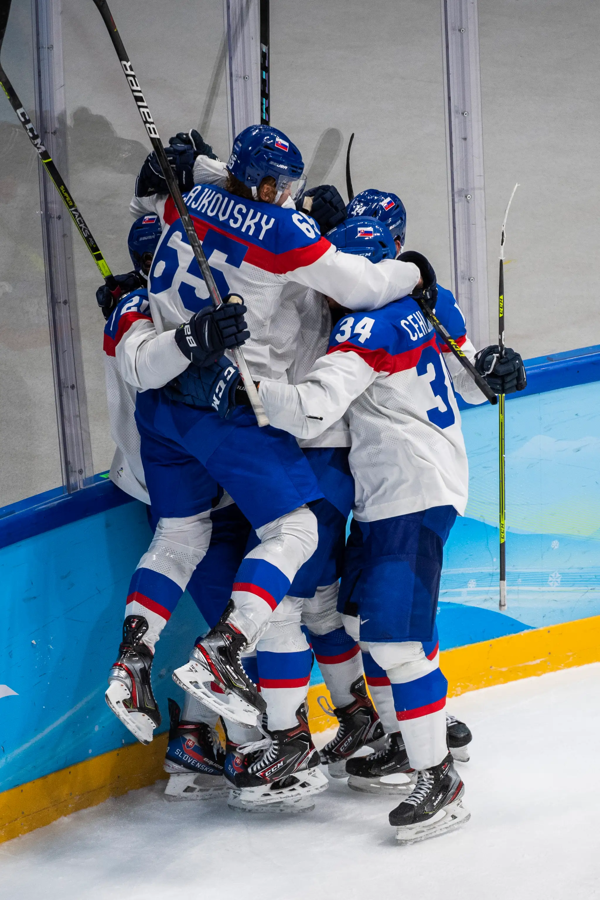 Hráči Slovenska oslavujú postup do semifinále po víťazstve vo štvrťfinále ZOH 2022 proti USA.