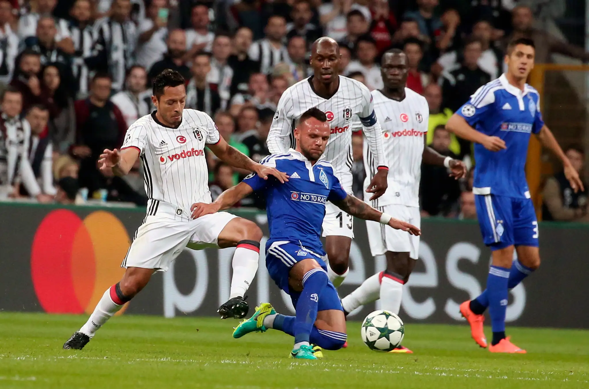 Adriano (vľavo) z Besiktasu proti Mykolovi Moroziukovi z Dynama Kyjev v dueli LM.