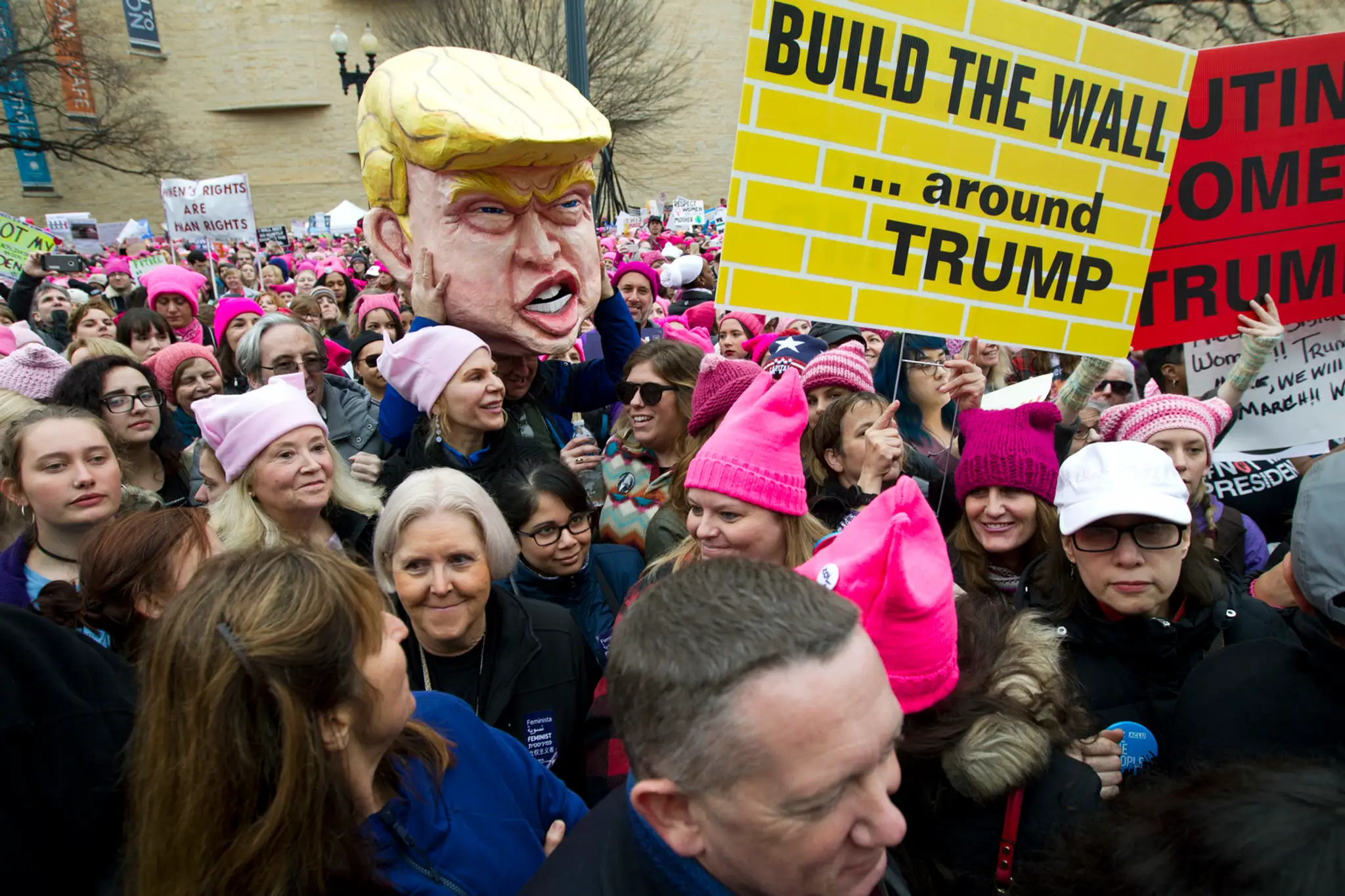 Účastníci protestu proti Trumpovi vo Washingtone.