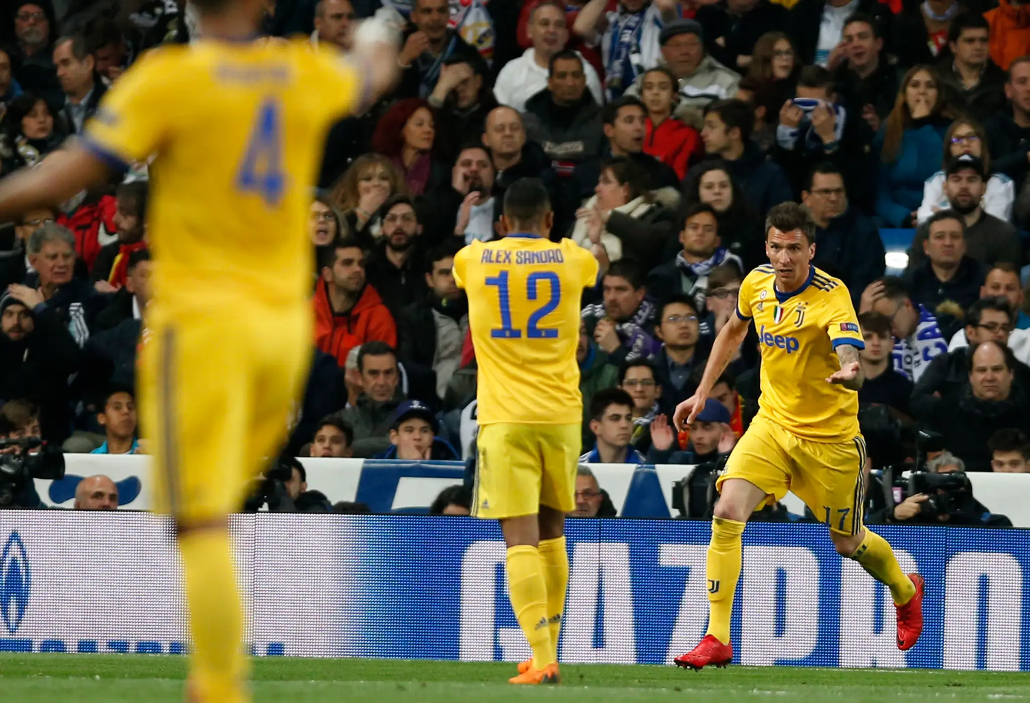 Mario Mandžukič (vpravo) z Juventusu jasá po góle v odvete štvrťfinále na pôde Realu Madrid.