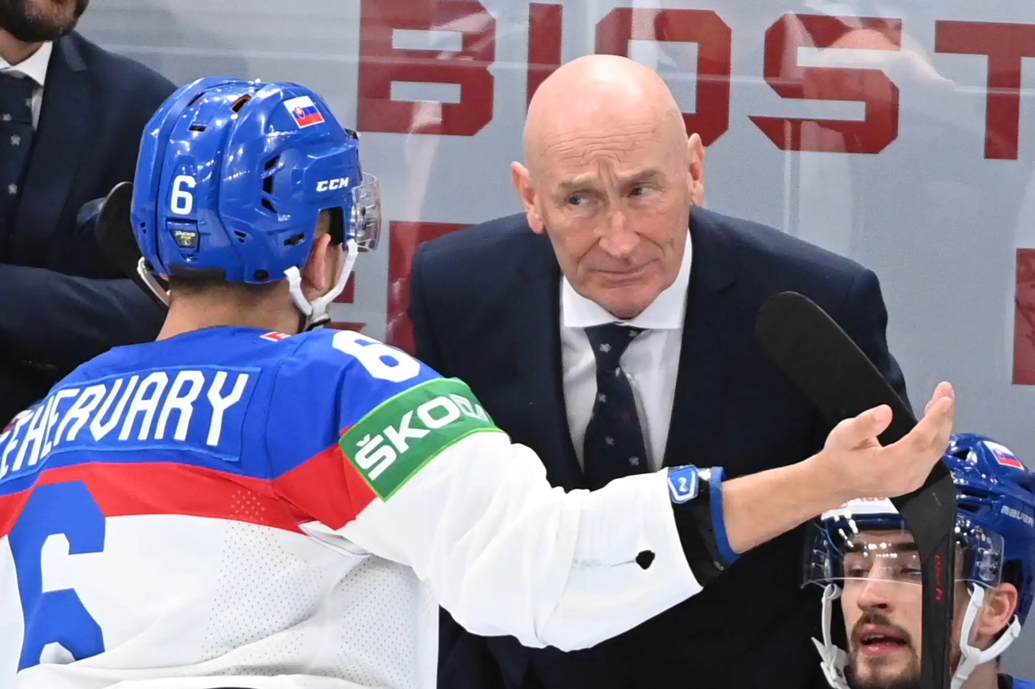 Tréner slovenskej hokejovej reprezentácie Craig Ramsay a slovenský obranca Martin Fehérváry diskutujú vo štvrťfinále MS 2022.
