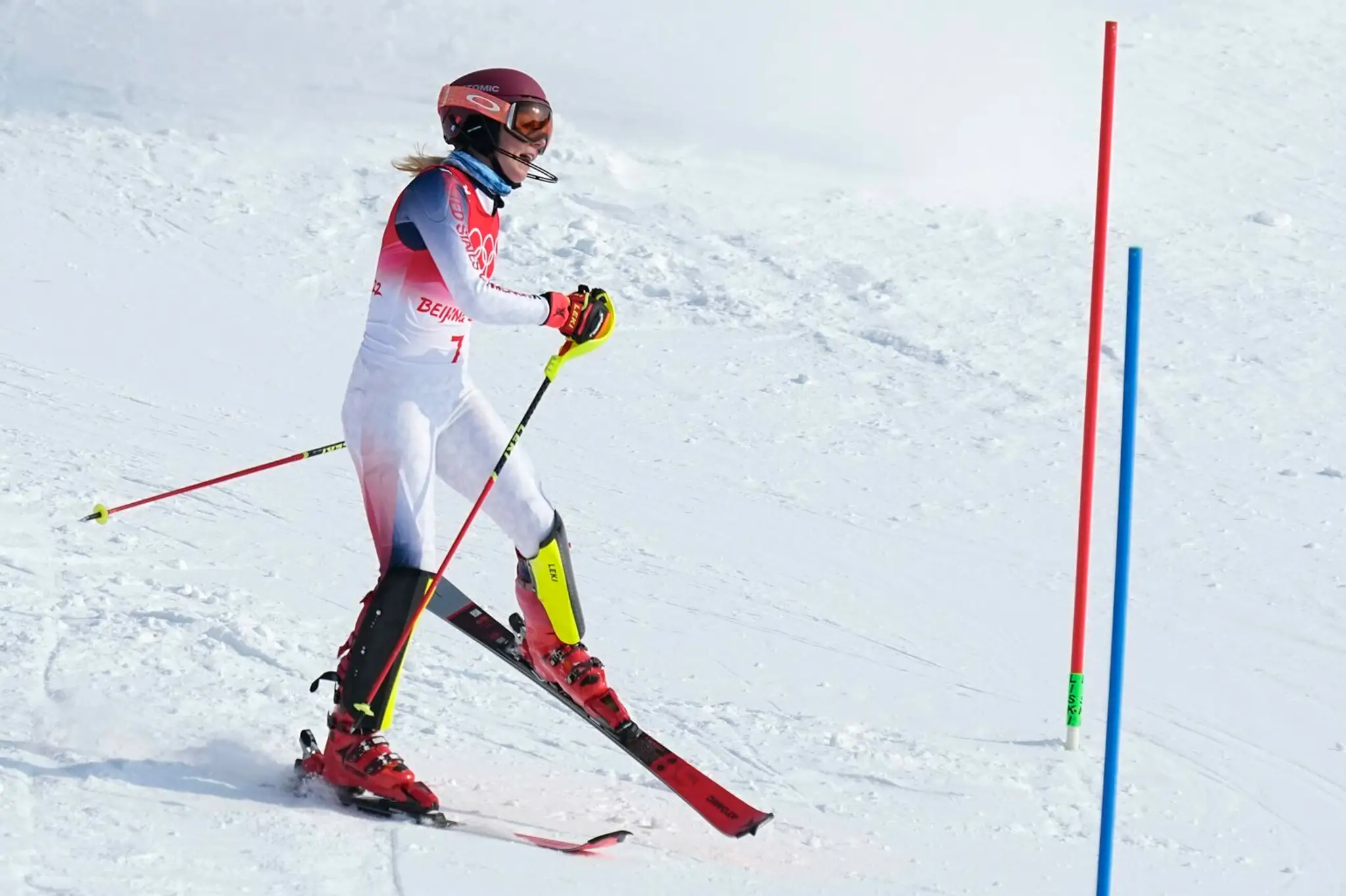 Americká lyžiarska superhviezda Mikaela Shiffrinová vypadáva v 1. kole slalomu na ZOH 2022.
