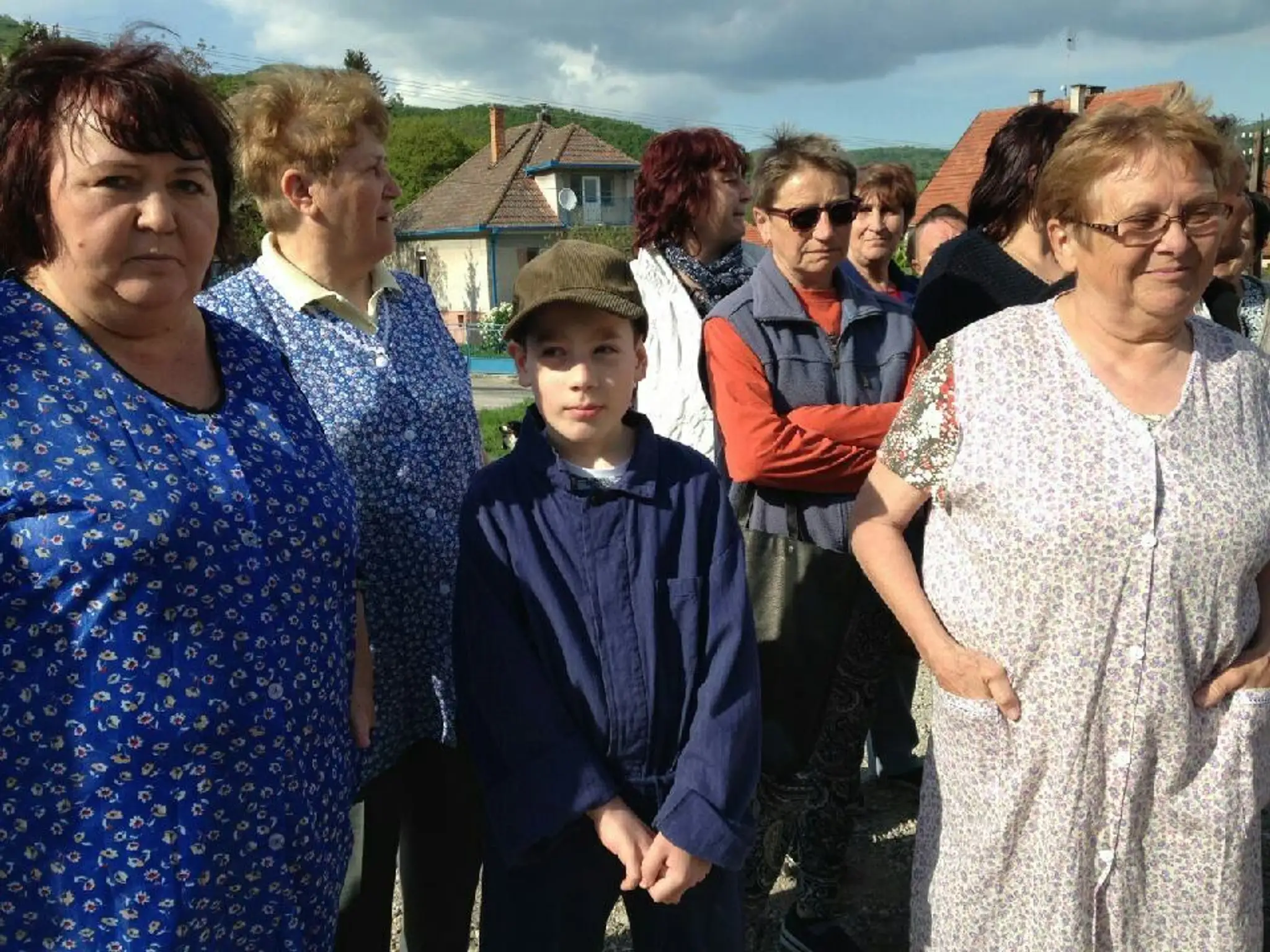 Na snímke prístroj na všívanie umelých vlákien do prírodného trávnika..jpg
