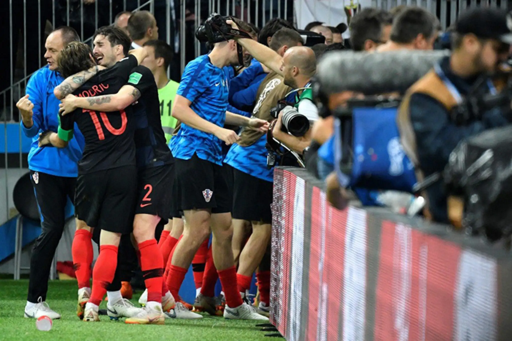 Chorvátski hráči oslavujú víťazný a postupový gól do finále MS v sektore fotografov.