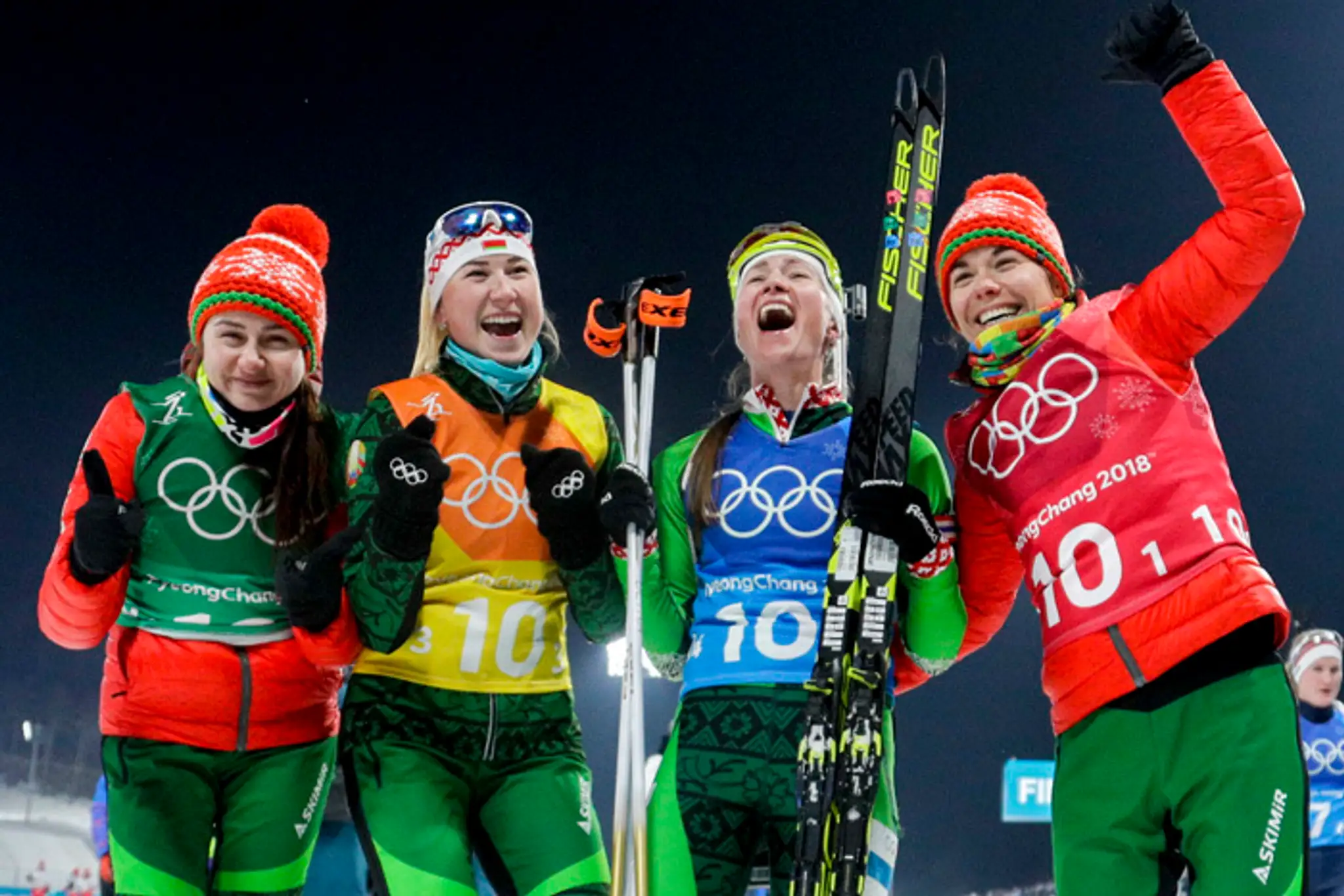 Zlaté Bielorusky v biatlonovej štafete 4x6 km: Iryna Kriuková, Dzinara Alimbekavová, Darja Domračevová a Nadežda Skardinová