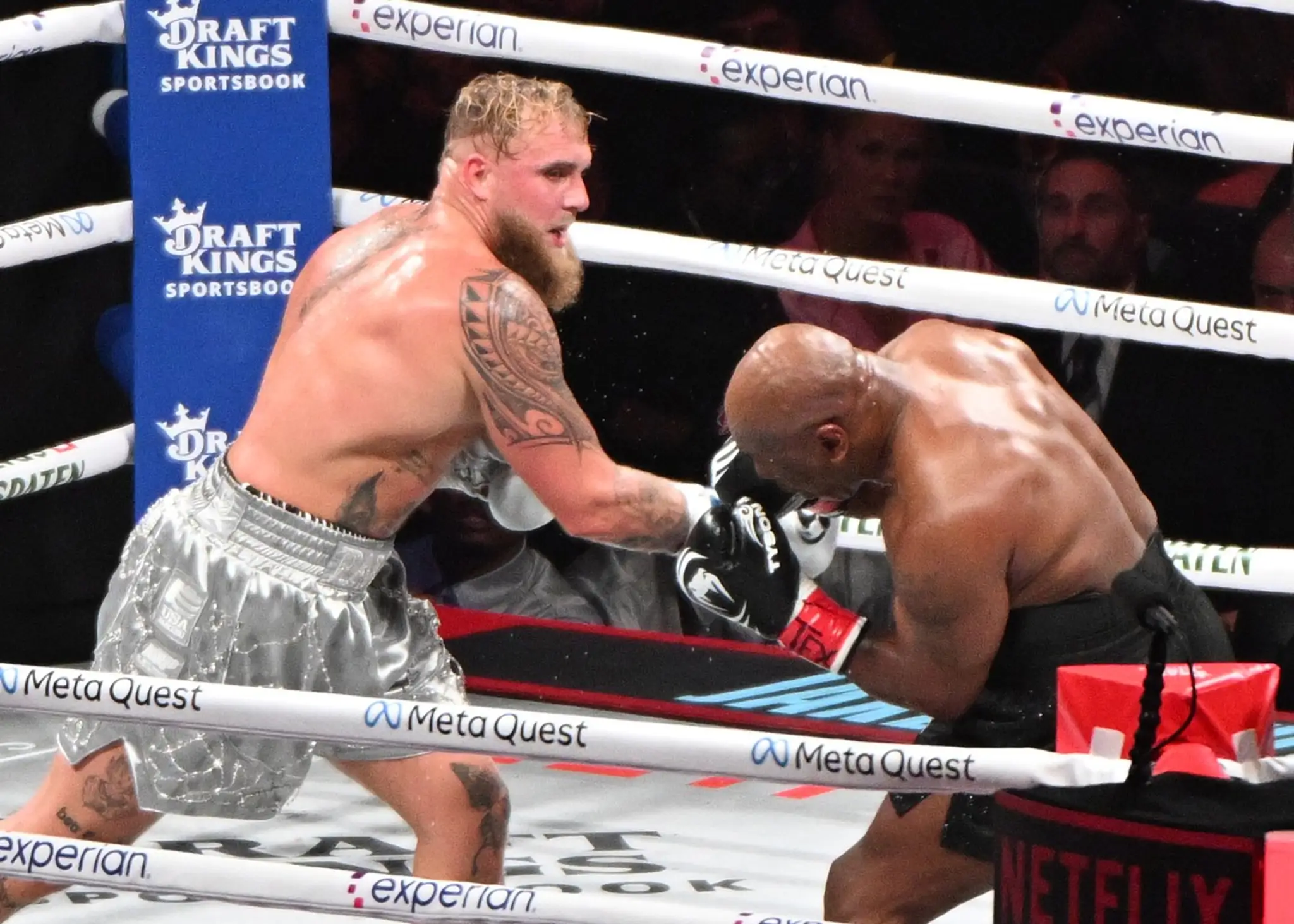 Hviezda sociálnych sietí Jake Paul porazil boxerskú legendu Mikea Tysona