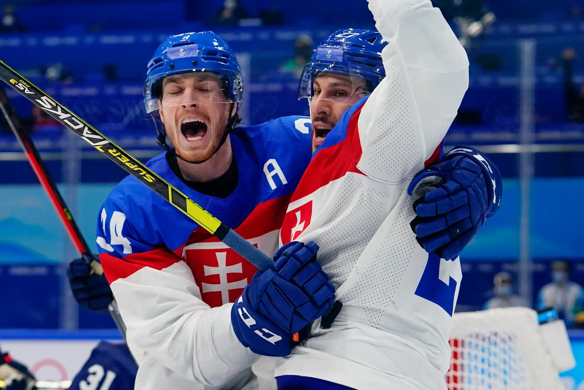 Sprava Marek Hrivík a Peter Cehlárik oslavujú gól vo štvrťfinále ZOH 2022.