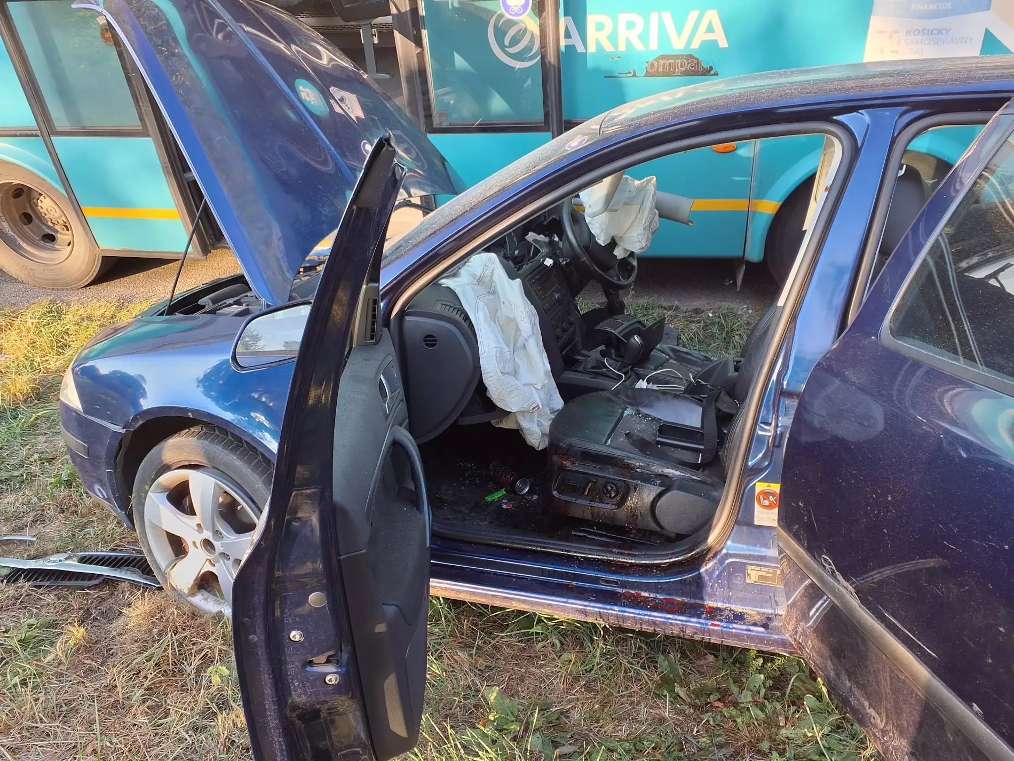 Zrážka auta a autobusu pri Michalovciach.