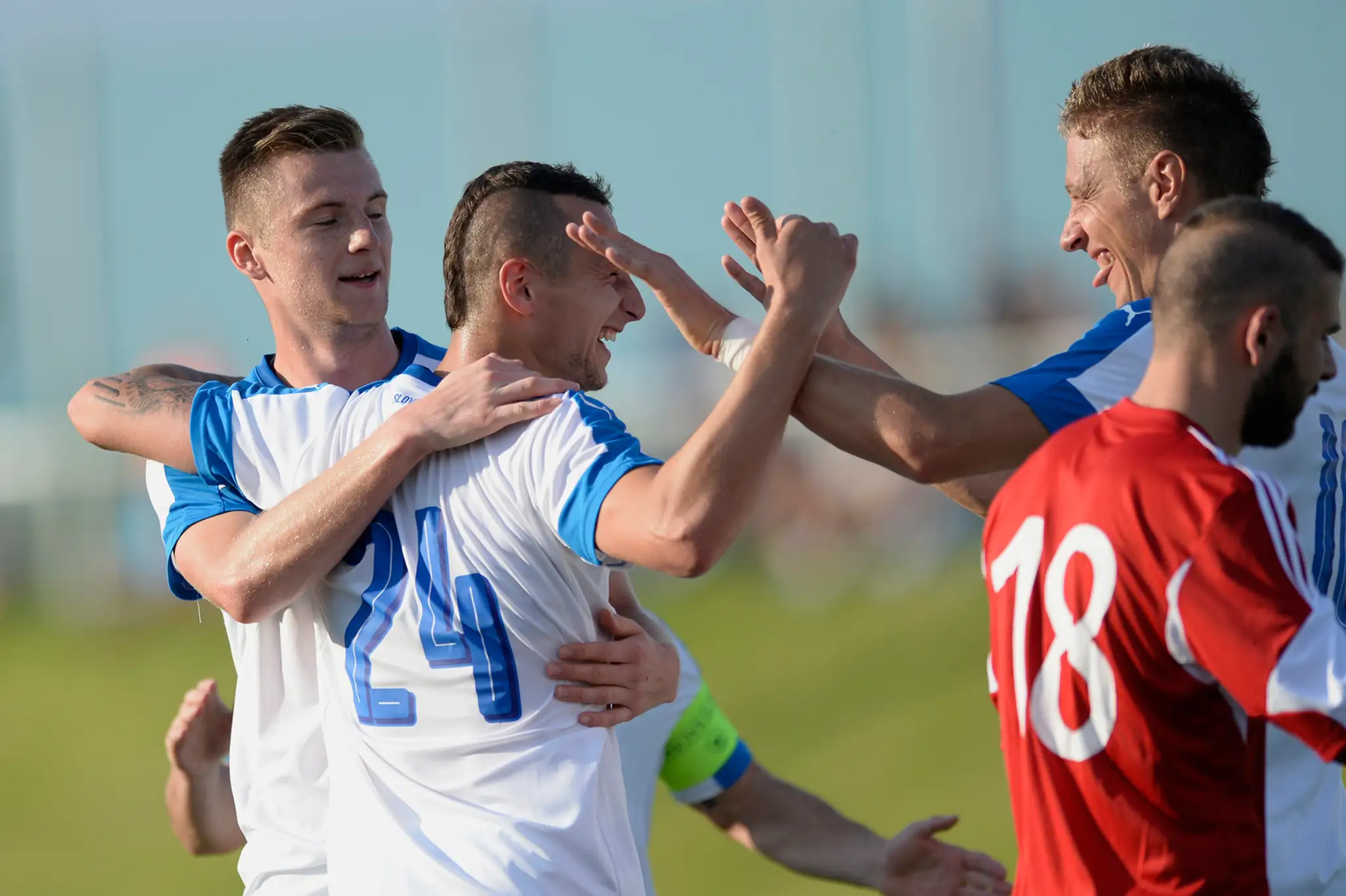 Druhý zľava Adam Zreľák sa raduje z gólu na 3:0 so spoluhráčom Korelom Salátom (vpravo) v príprave proti Gruzínsku.