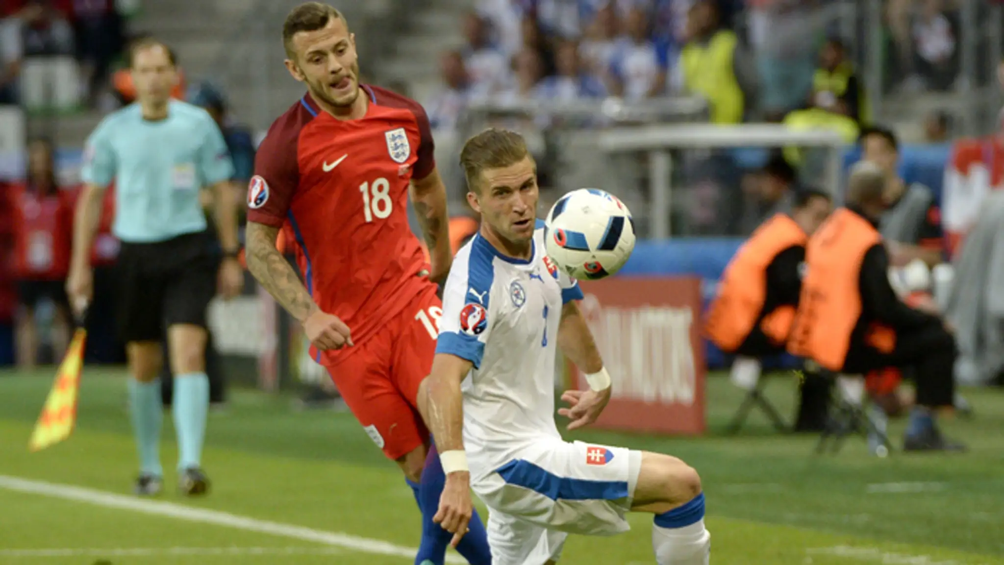 Peter Pekarík a Jack Wilshere.