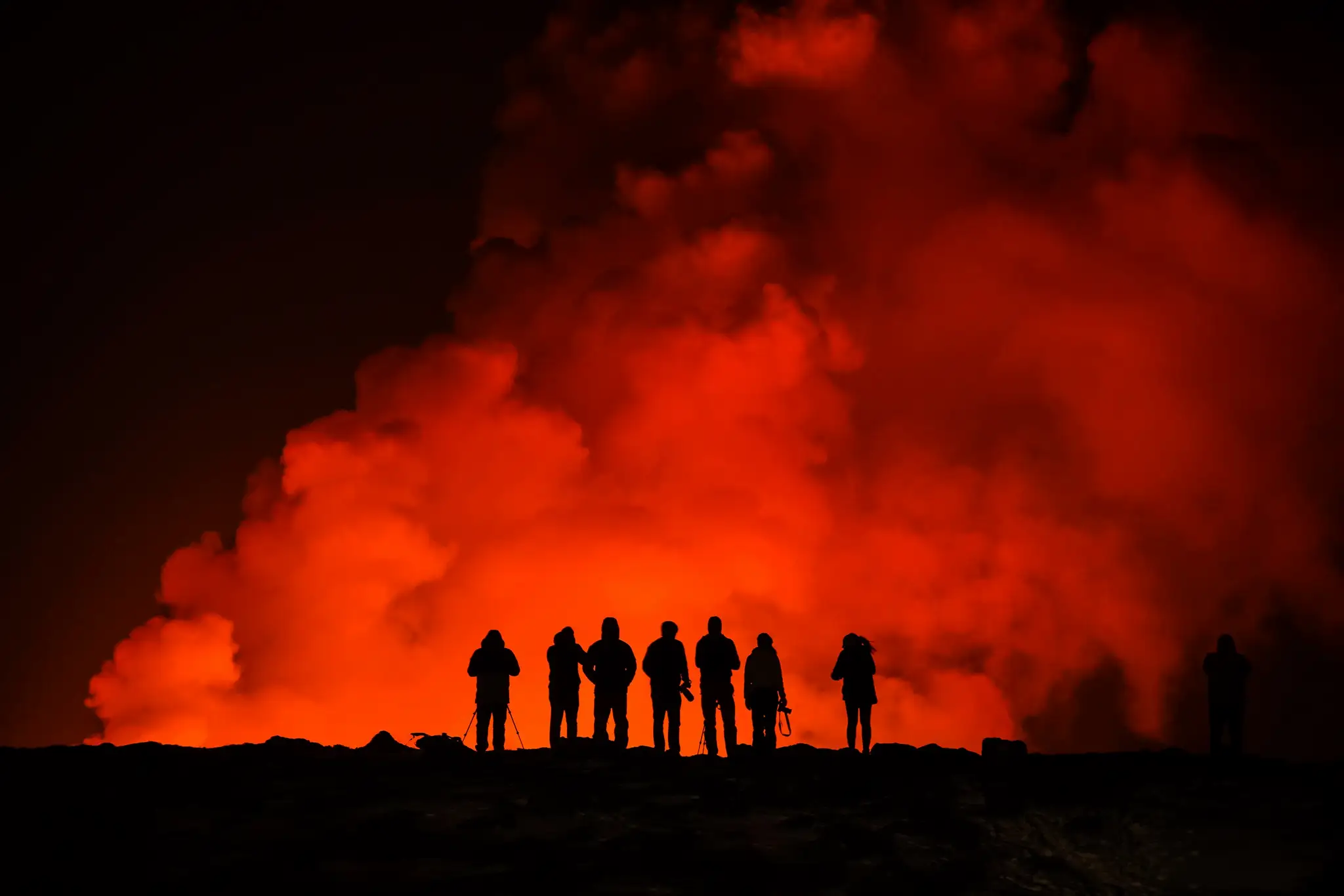 Dym stúpa po erupcii sopky, ku ktorej došlo severne od prístavného mesta Grindavík na polostrove Reykjanes (2)