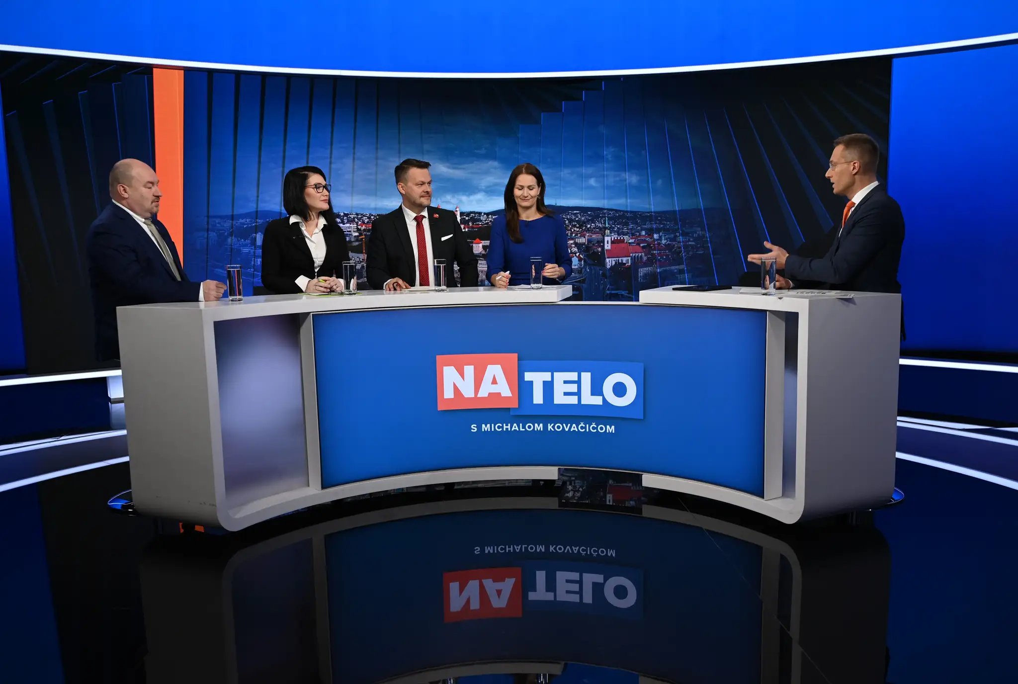 Na telo s J. Bittó Cigánikovou, S. Migaľom, R. Huliakom a M. Holečkovou.
