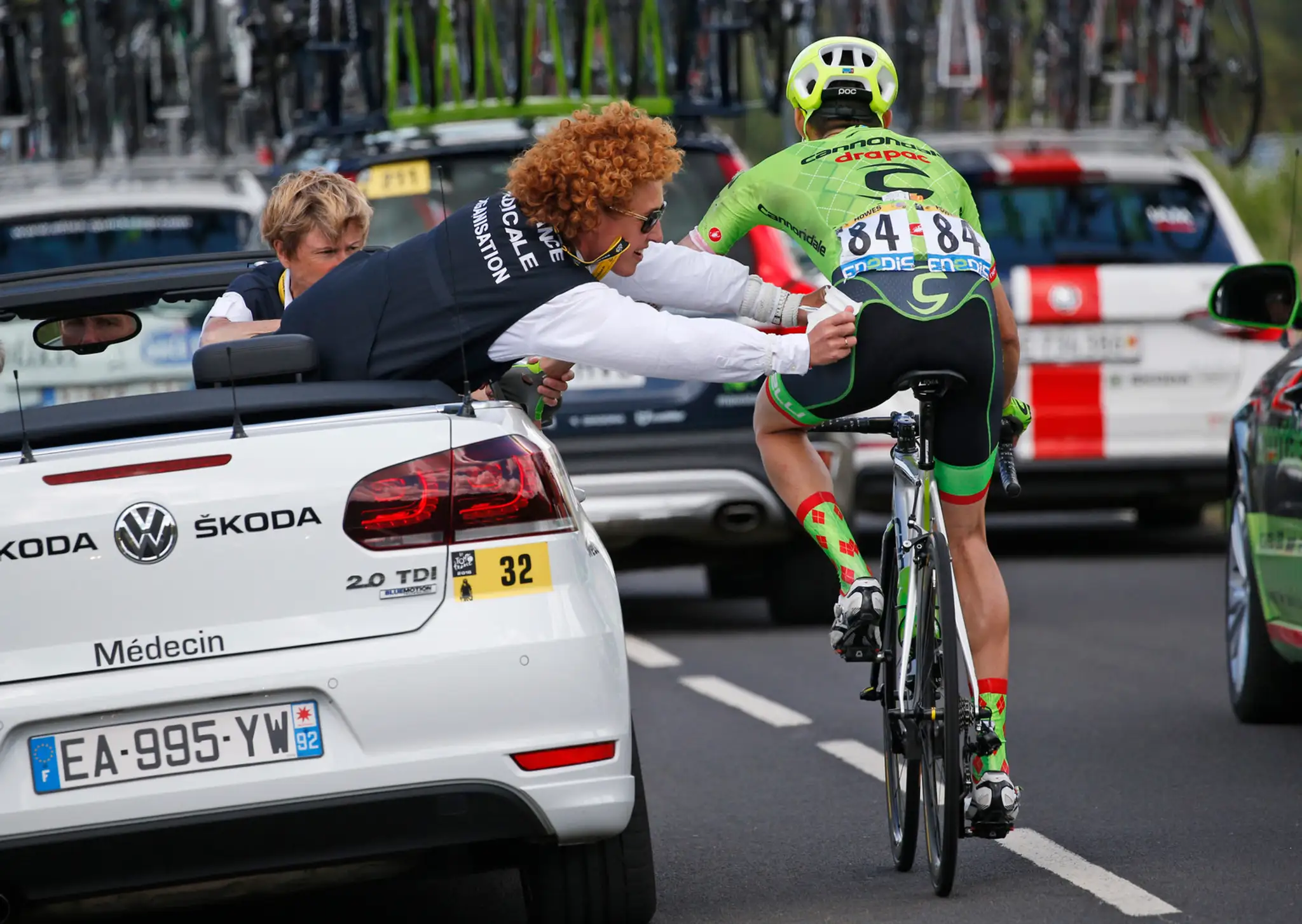 Američan Alex Howes (Cannondale) v opatere tímového lekára