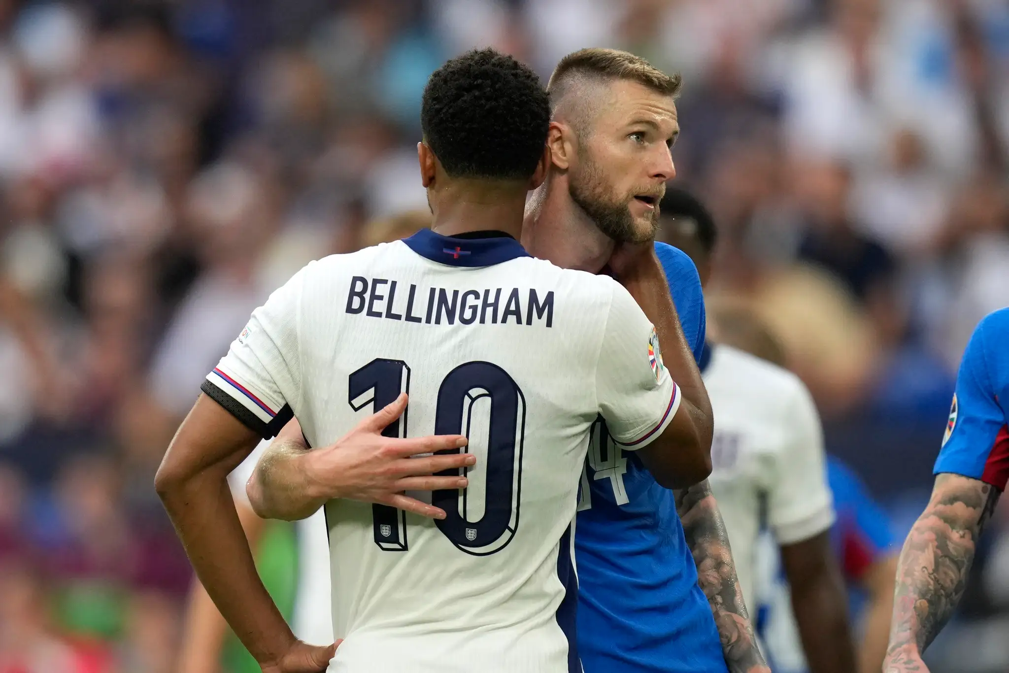 Zľava Angličan Jude Bellingham a Milan Škriniar v osemfinále ME 2024.