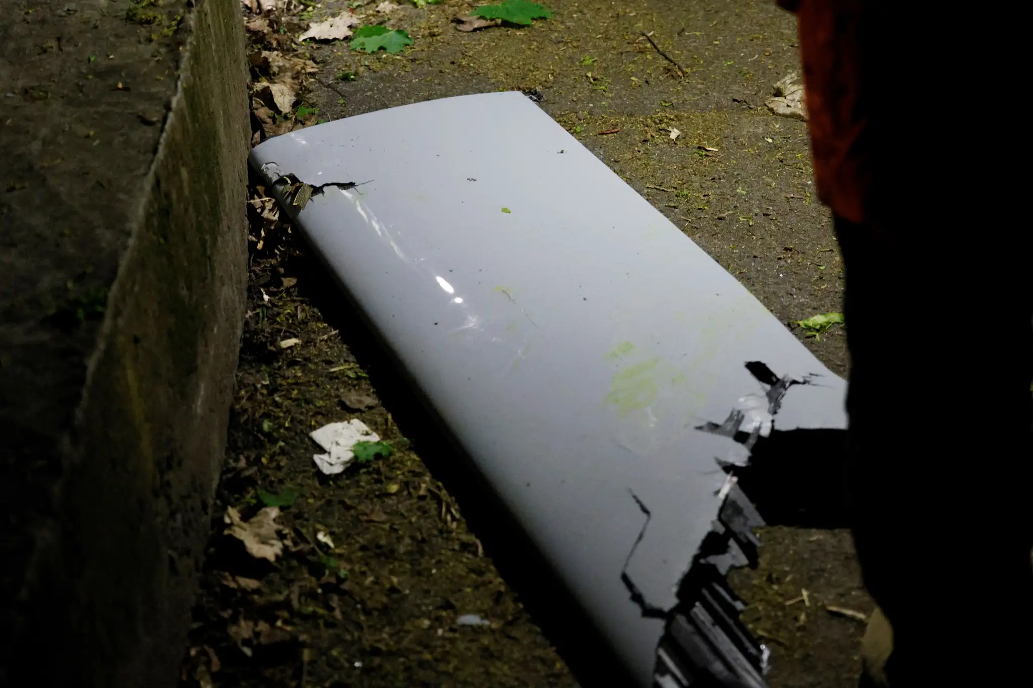 Časť ruského vojenského dronu na zemi po tom, ako bol zneškodnený v centre Kyjeva.