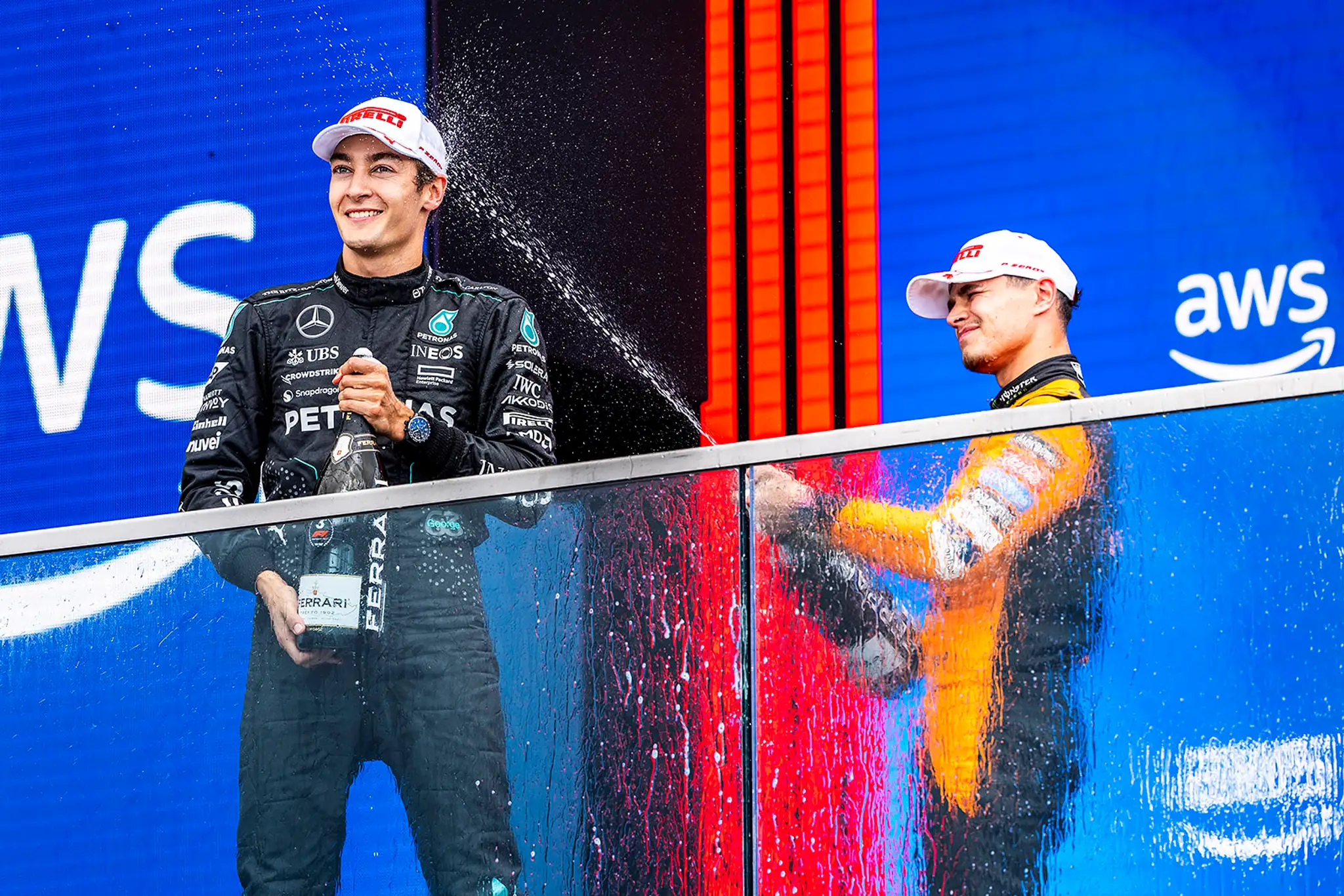 Lando Norris z McLarenu a George Russell z Mercedesu doplnili Maxa Verstappena na stupni víťazov.