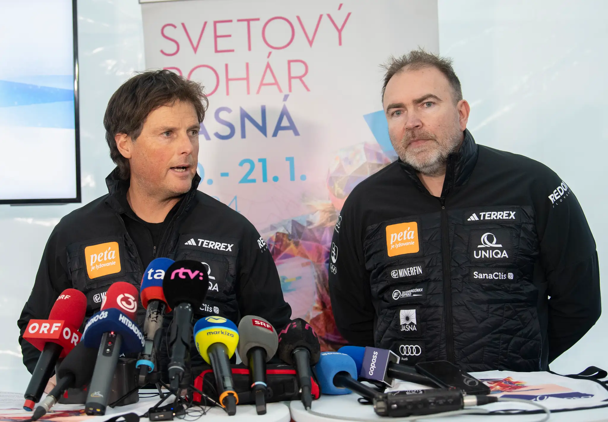 Na snímke tréner slovenskej lyžiarky Petry Vlhovej Mauro Pini (vľavo) a manažér Richard Galovič.