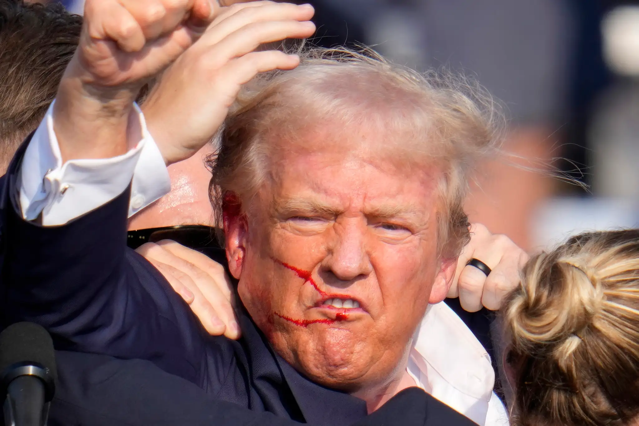Postrelený Donald Trump.