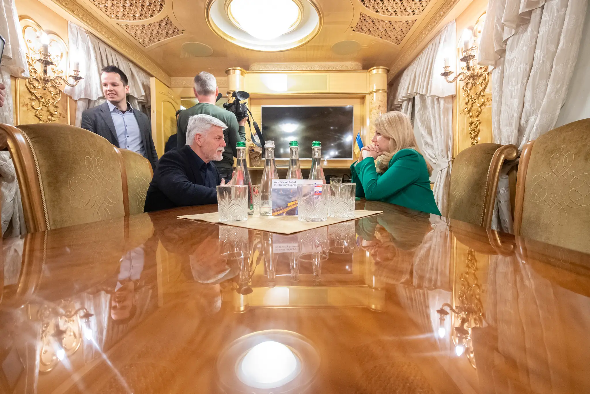 Prezidentka SR Zuzana Čaputová (vpravo) a český prezident Petr Pavel (vľavo) diskutujú vo vlaku počas nočnej cesty na Ukrajinu.