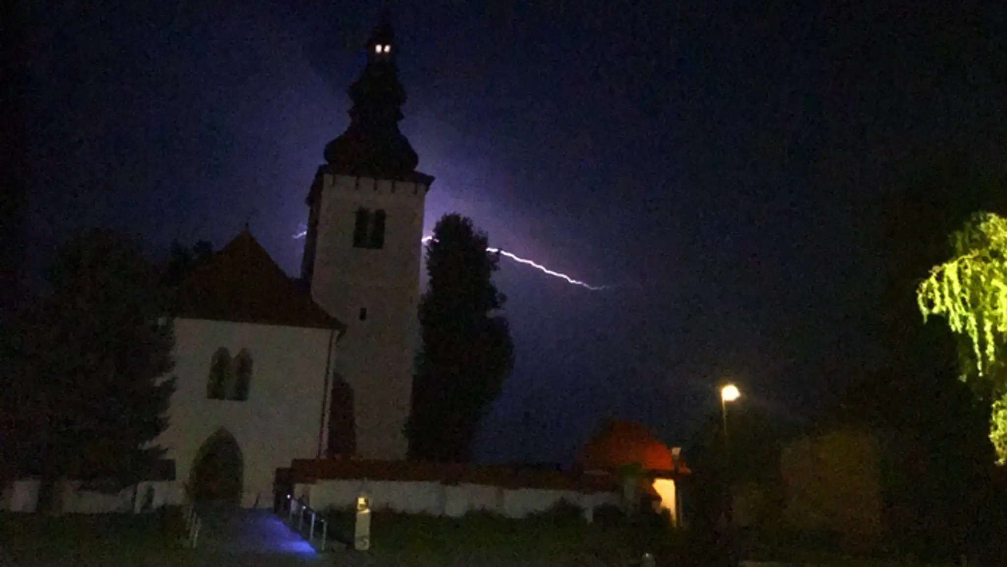 Blesk za kostolom v Liptovských Sliačoch.
