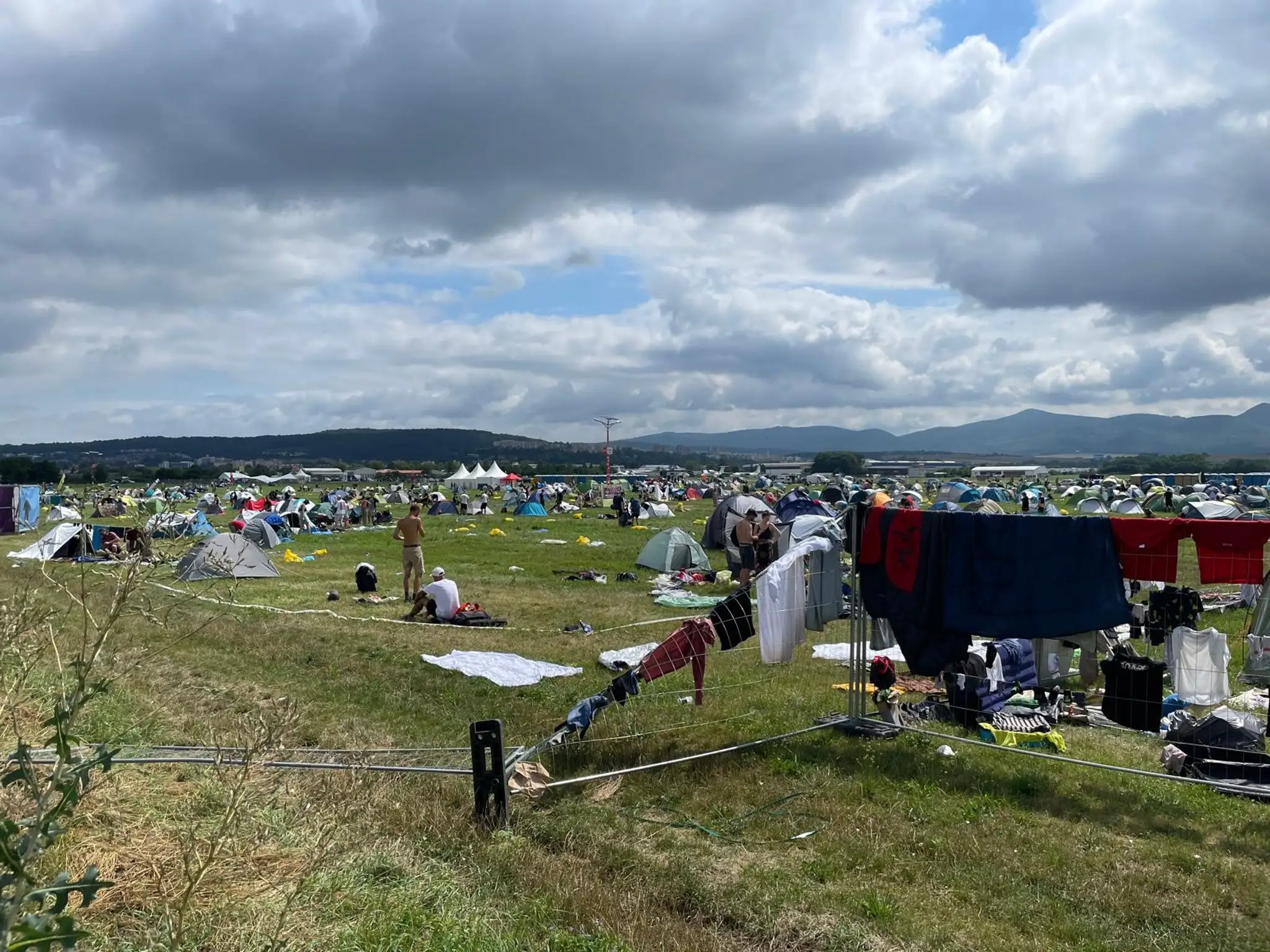 Festivalom Pohoda sa prehnala silná búrka.