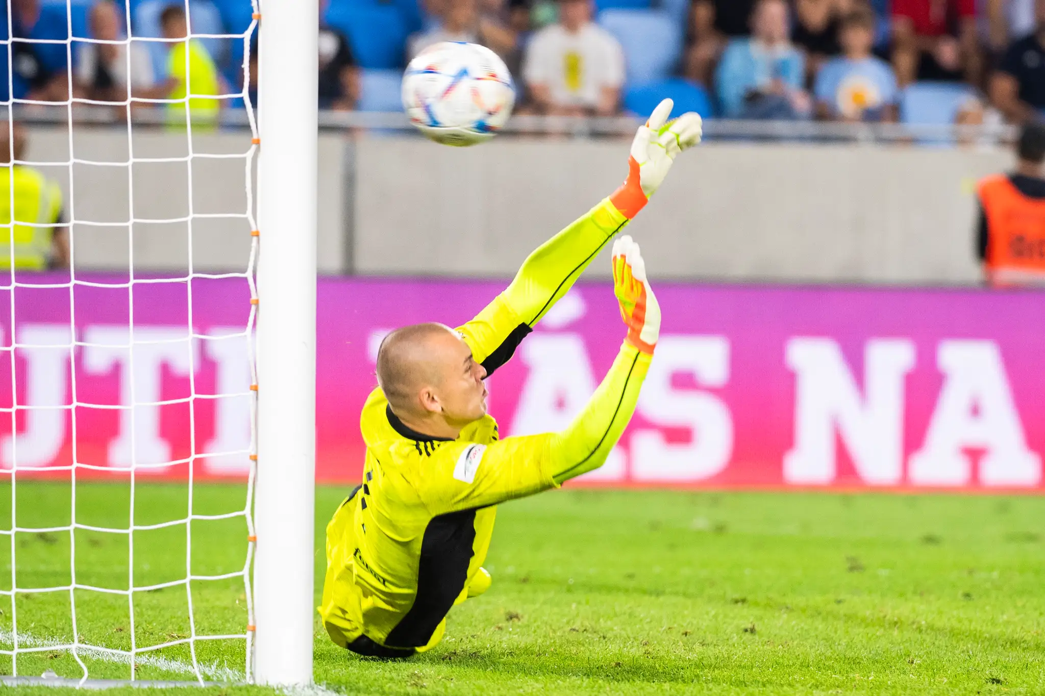 Brankár Adrián Chovan (Slovan) v penaltovom rozstrele v odvete play off Európskej konferenčnej ligy proti Mostaru.
