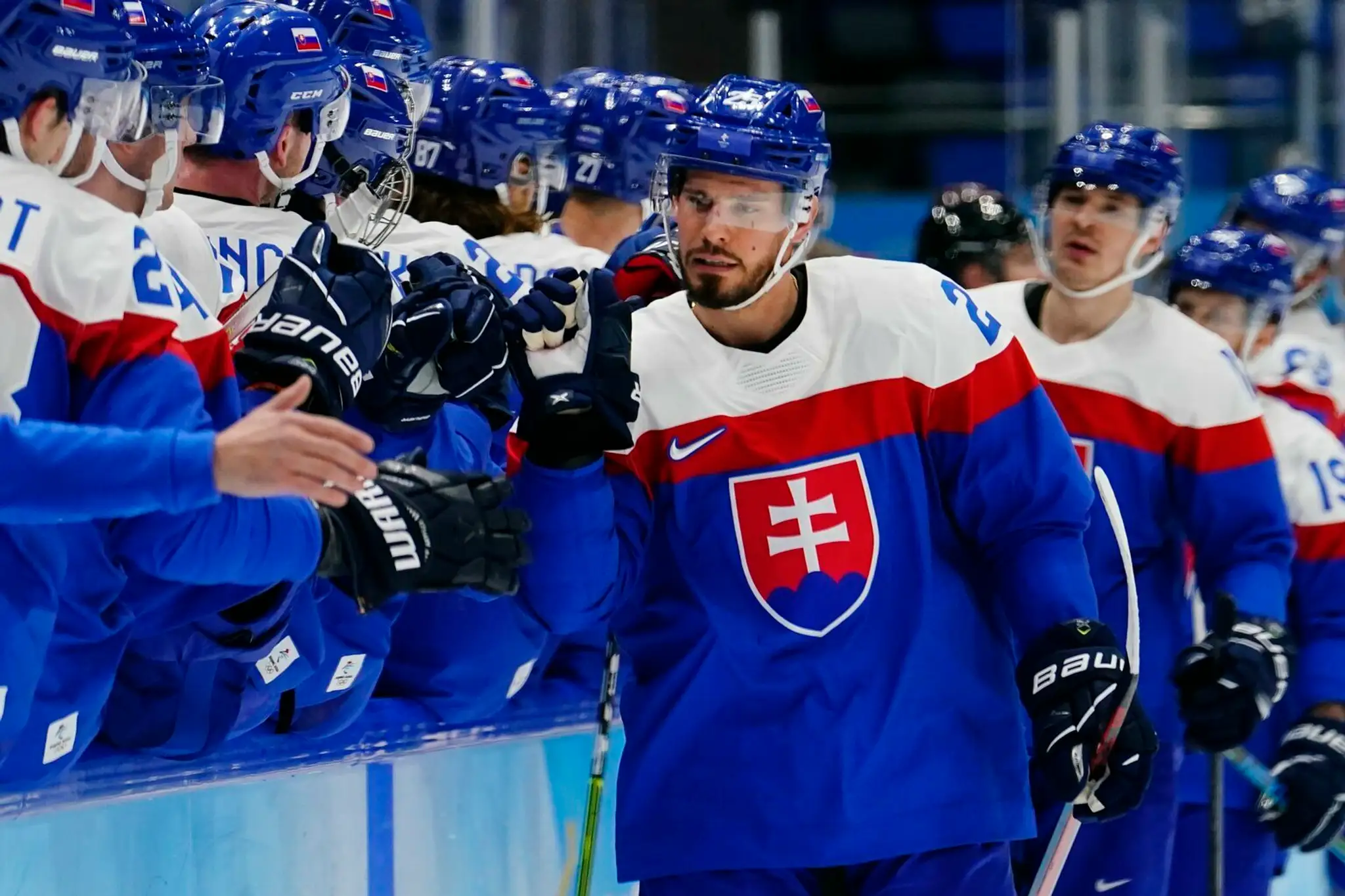 Peter Zuzin oslavuje gól proti Lotyšsku na ZOH 2022.
