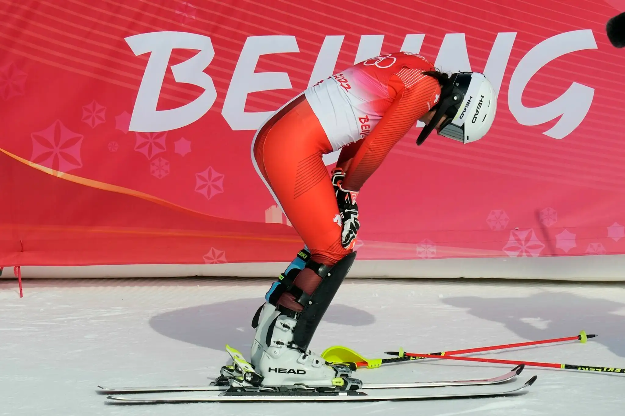 Švajčiarka Wendy Holdenerová reaguje po 2. kole slalomu na ZOH 2022.