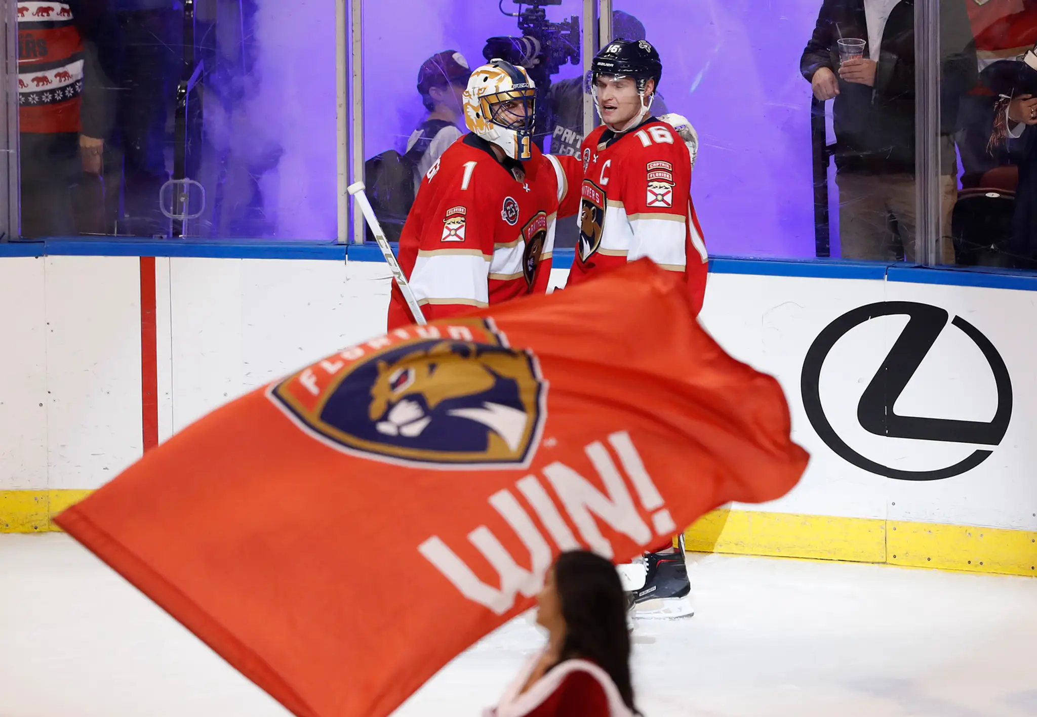 Roberto Luongo (vľavo) a Aleksander Barkov z Floridy oslavujú triumf nad Torontom.