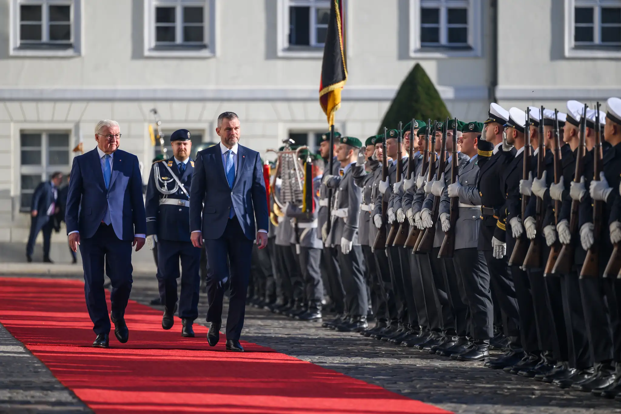 Na snímke prezident SR Peter Pellegrini (druhý vľavo) a nemecký prezident Frank-Walter Steinmeier počas prehliadky čestnej stráže.