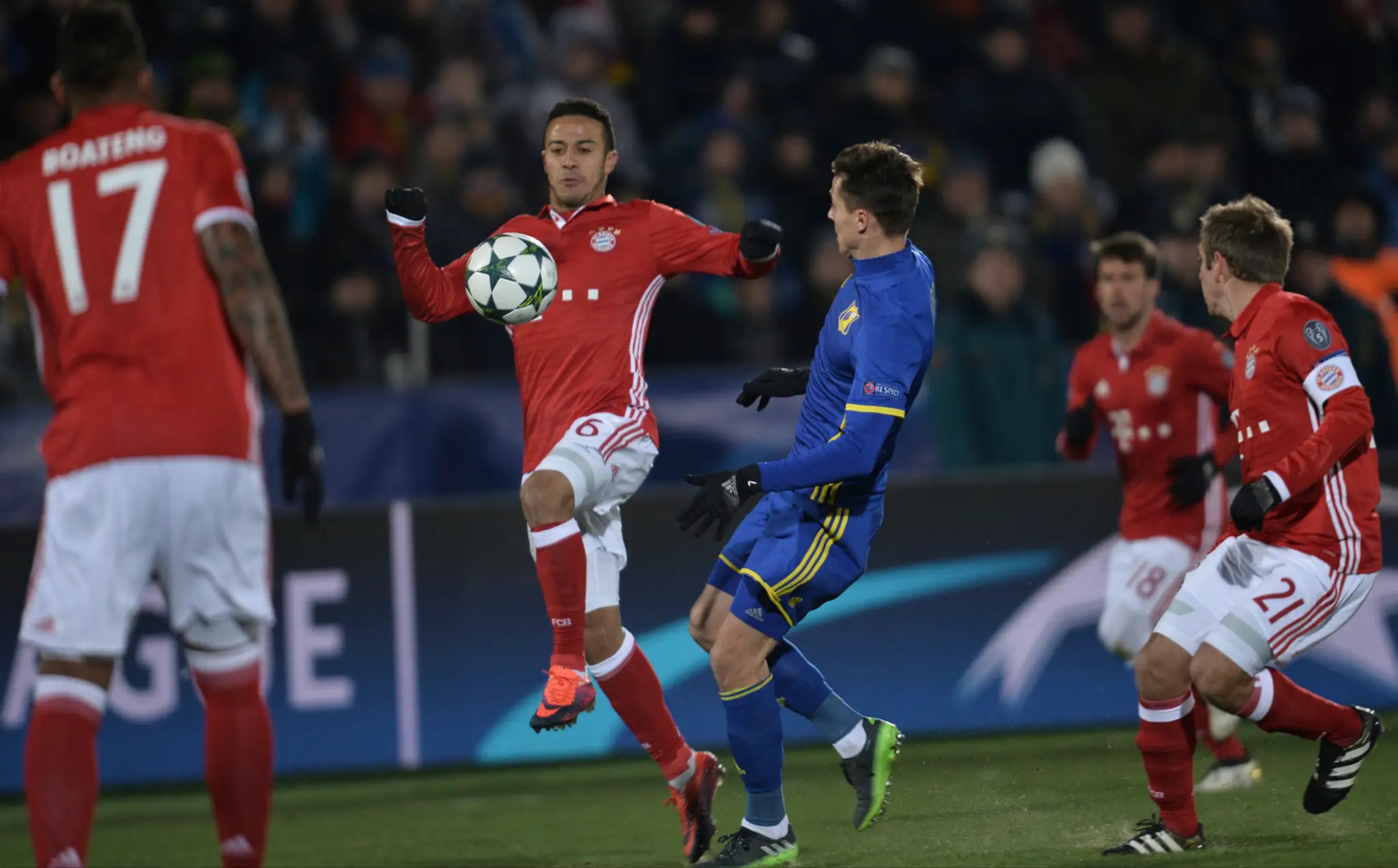 Thiago Alcantara z Bayernu Mníchov (v červenom) bojuje o loptu s Dmitrim Polozom z FK Rostov v zápase LM.
