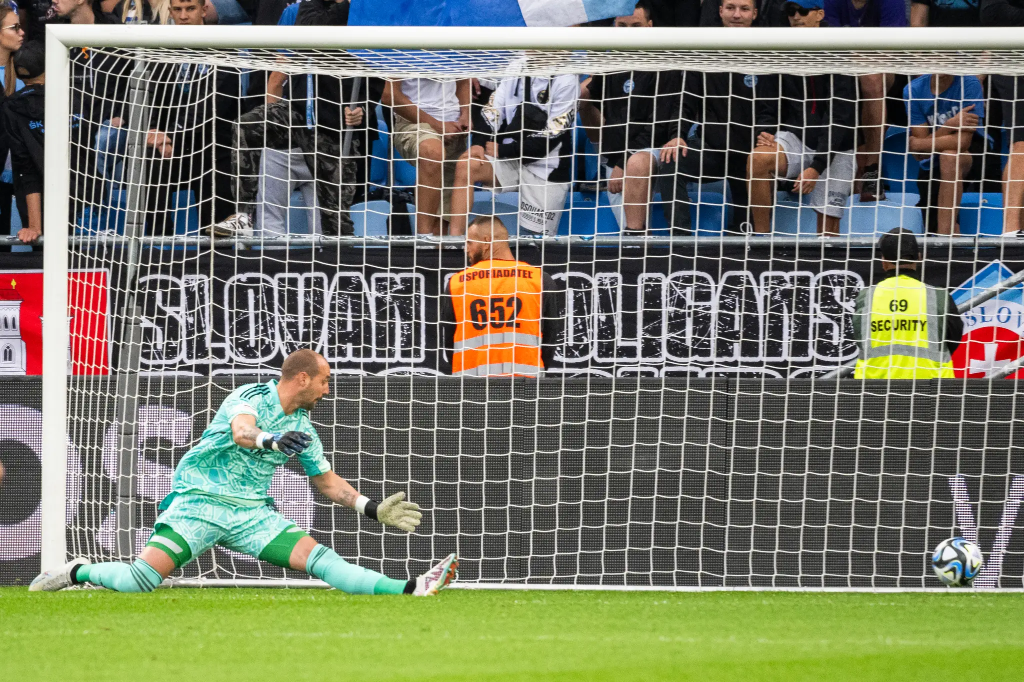 Brankár Milan Borjan (Slovan) dostáva gól počas zápasu 2. kola Niké ligy proti Banskej Bystrici.