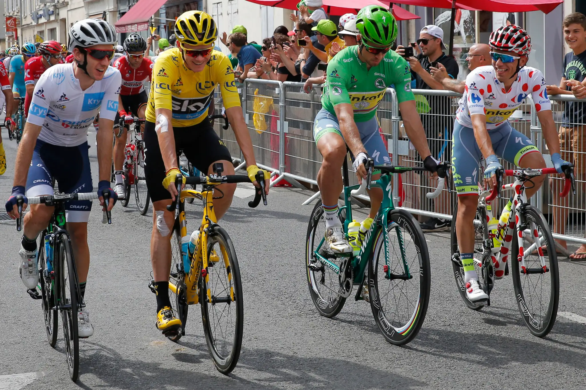 Víťazi jednotlivých súťaží Tdf 2016. Zľava Adam Yates v bielom drese pre najlepšieho jazdca do 25 rokov, Chris Froome v žltom pr