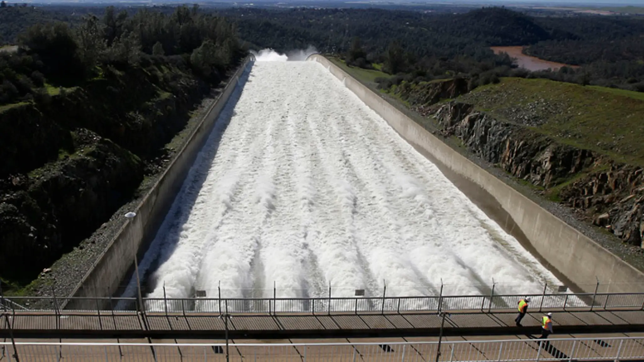 Hrozí pretrhnutie najvyššej priehrady Oroville.