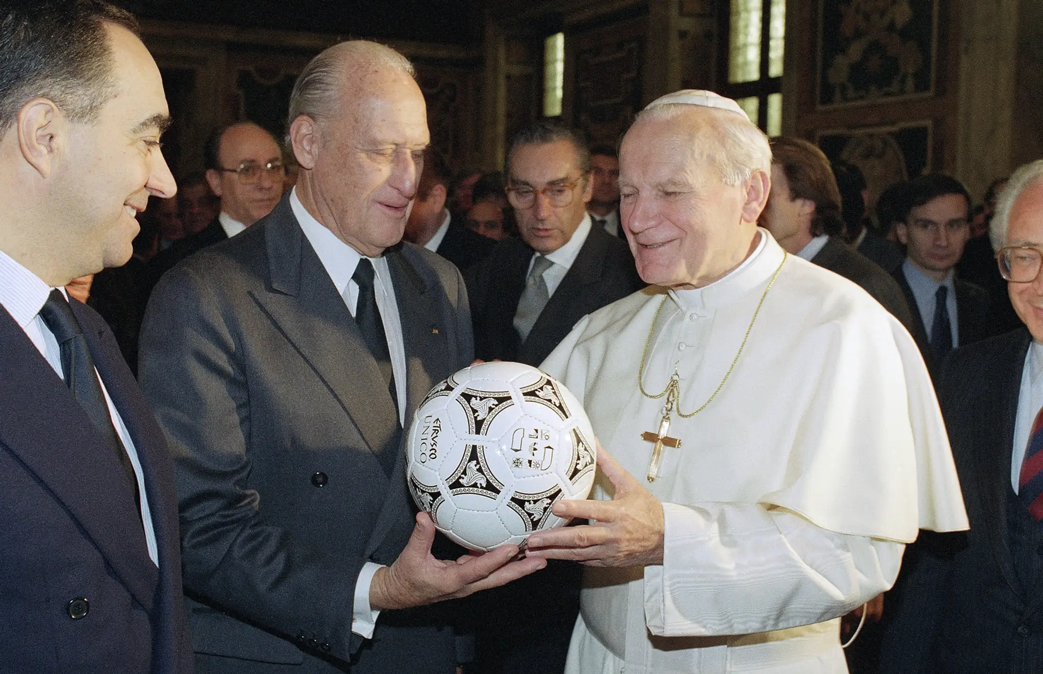 Joao Havelange s pápežom Jánom Pavlom II pred štartom MS 1990.