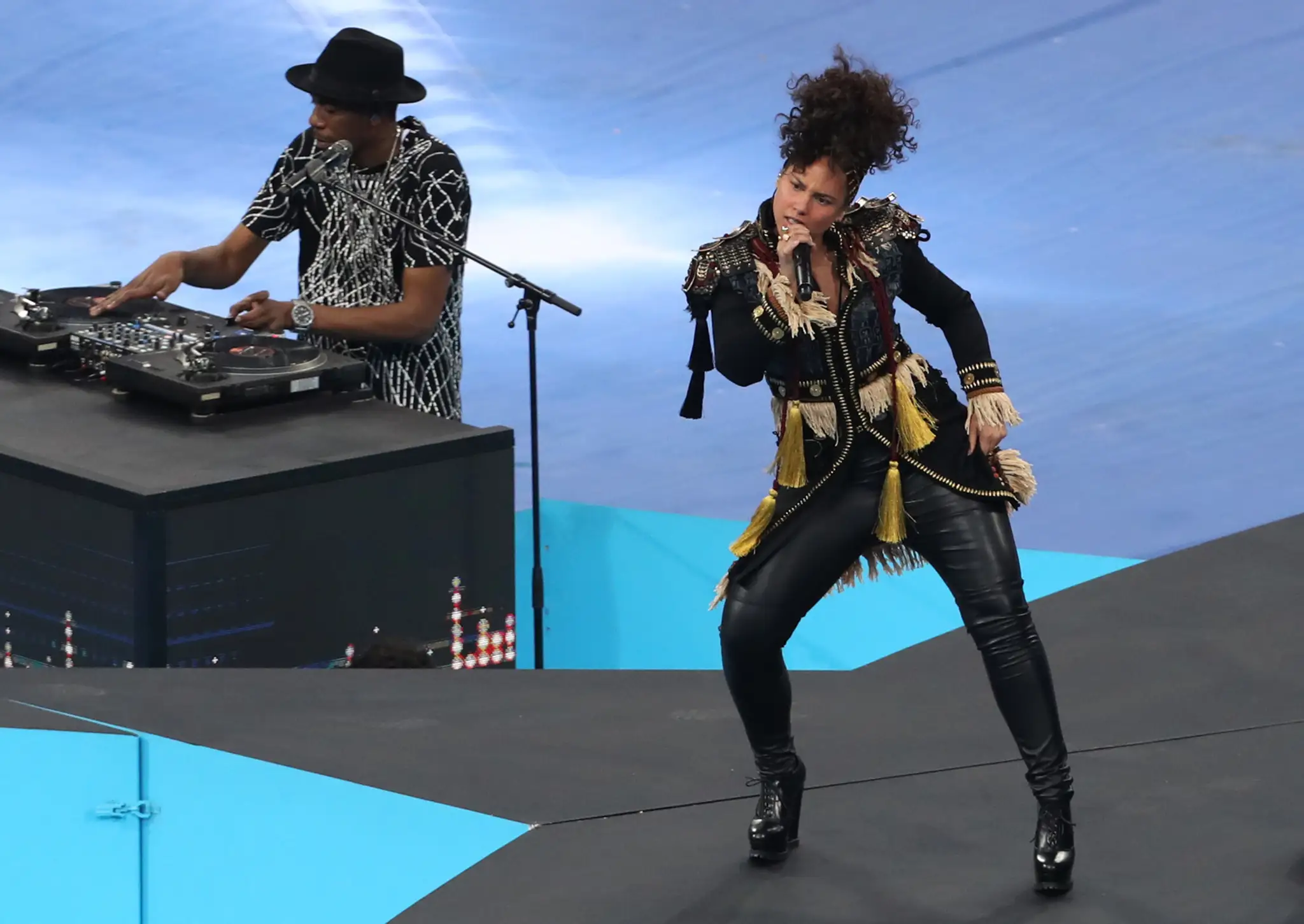 Alicia Keys spieva pred začiatkom finále Ligy majstrov.