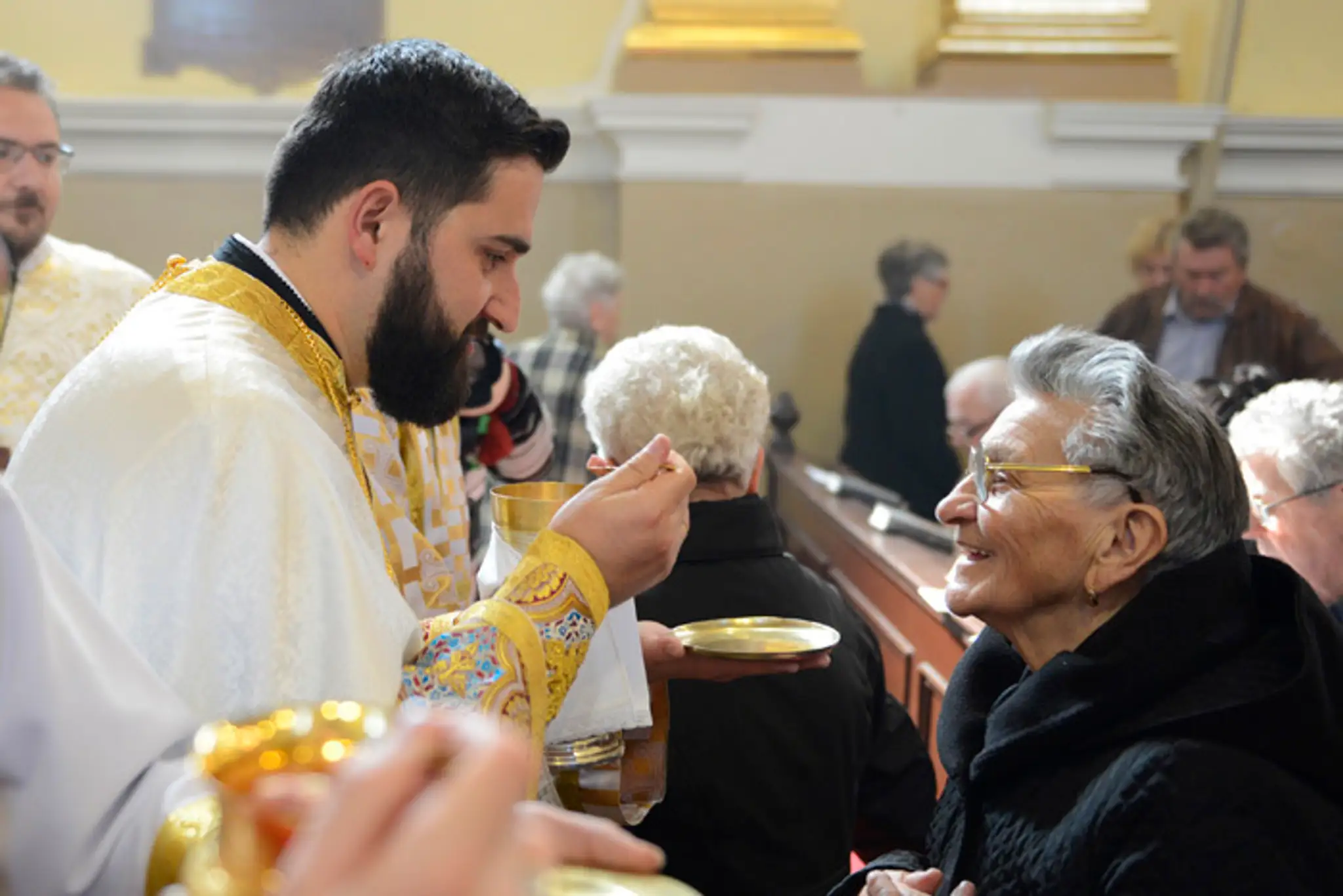 Archívna snímka z prijímania na liturgii gréckokatolíckej cirkvi.