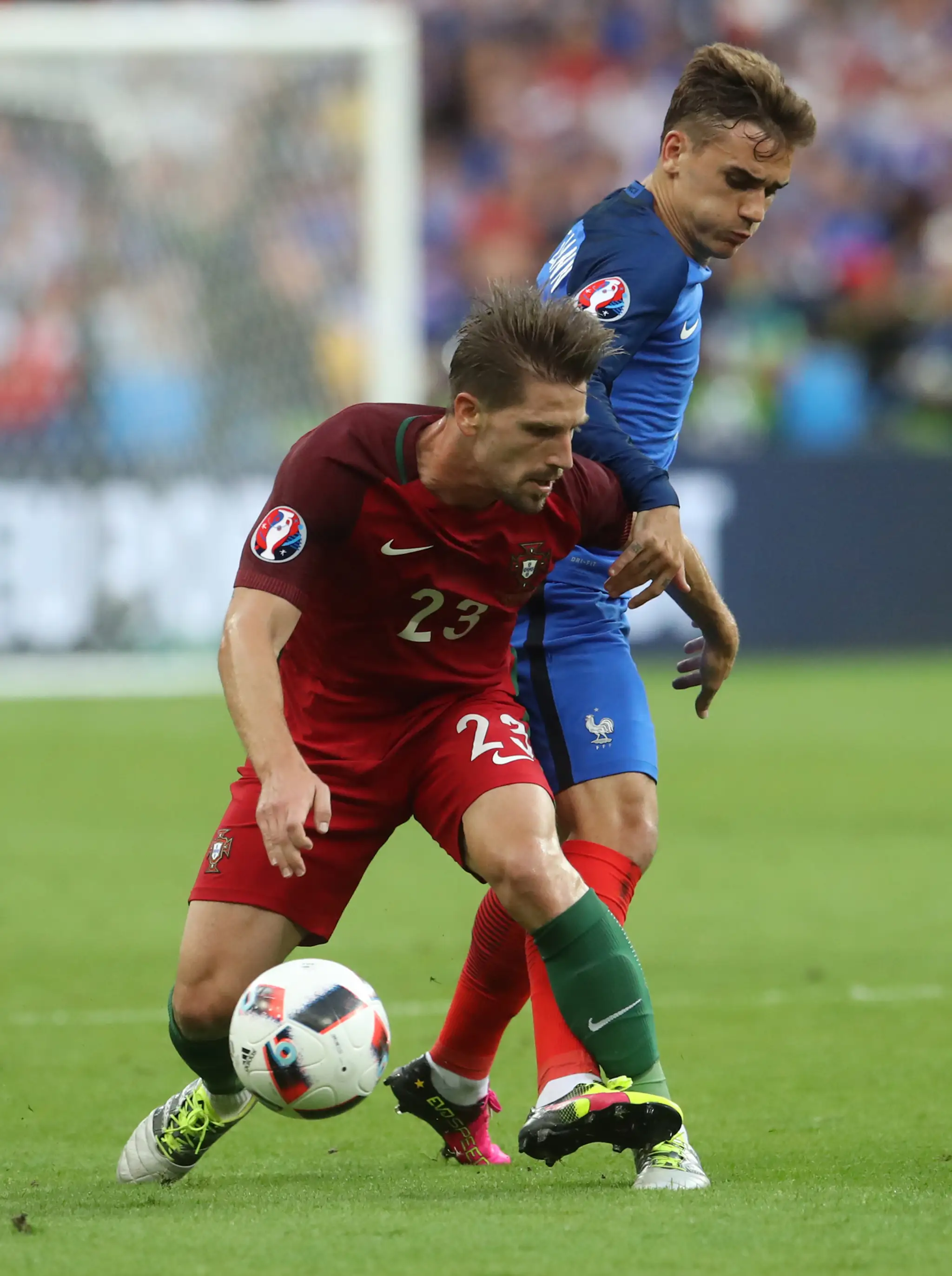 Adrien Silva z Portugalska (v červenom) proti Francúzovi Antoineovi Griezmannovi vo finále ME.