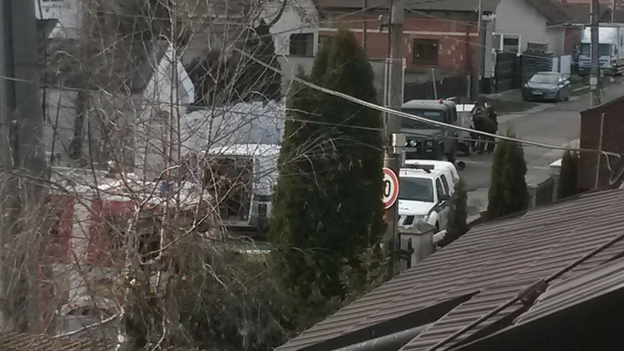 V obci Rovinka pri Bratislave zasahujú policajti, pod jedným z áut pri rodinnom dome je vraj bomba.