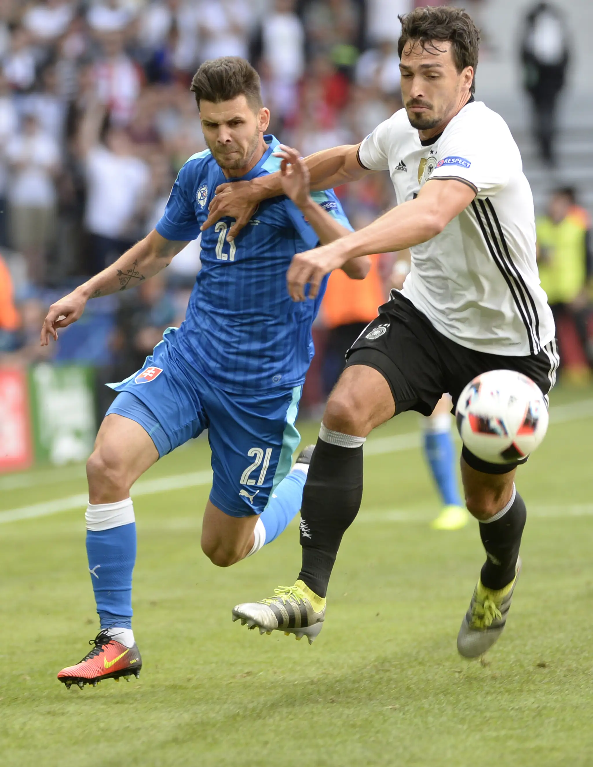 Michal Ďuriš (v modrom) a Nemec Sami Khedira počas osemfinále na ME.