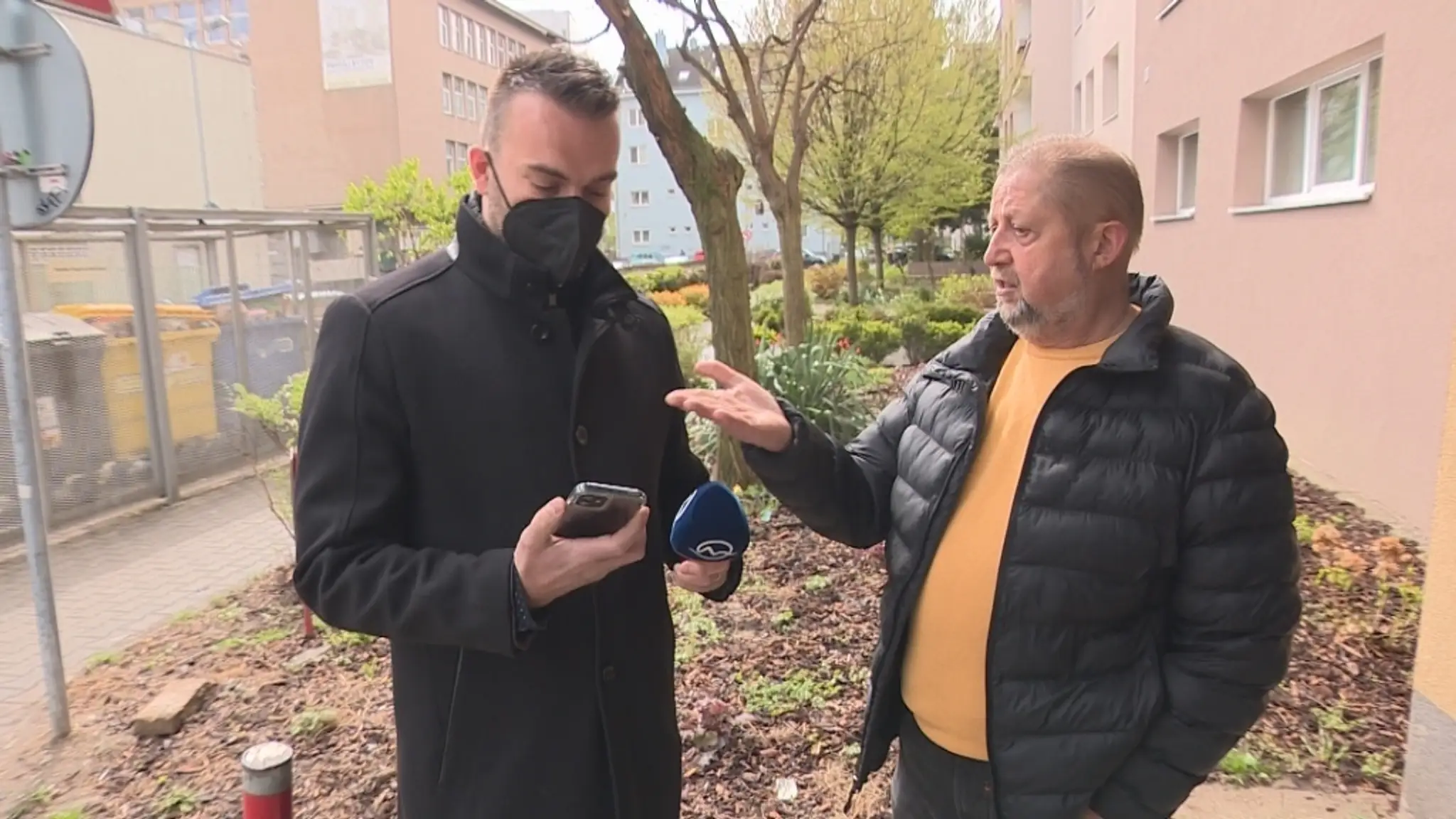 Reportér TV Markíza René Medzihradský a Štefan Harabin.