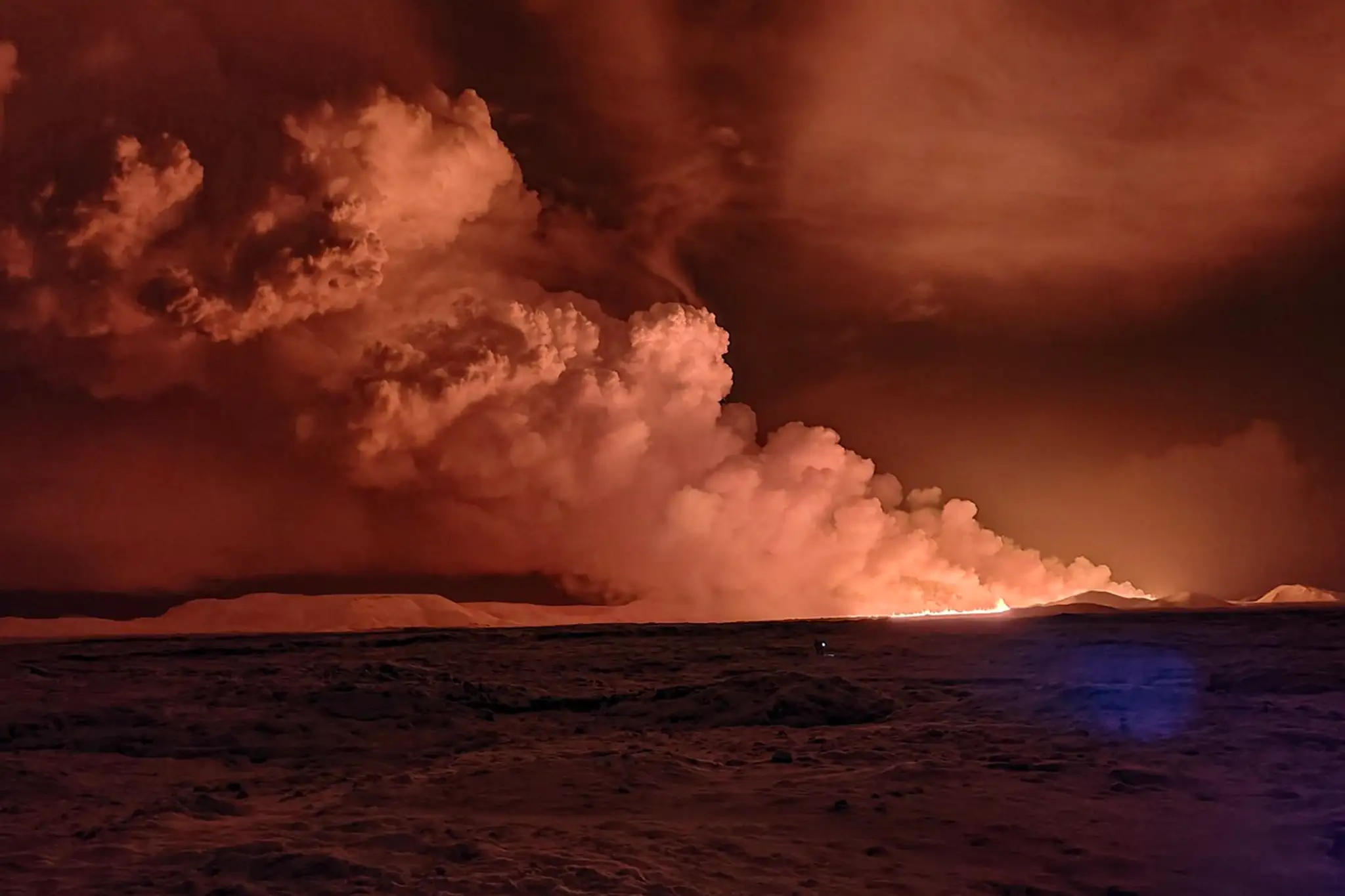 Láva tečie po erupcii sopky, ku ktorej došlo na polostrove Reykjanes na juhozápade Islandu.